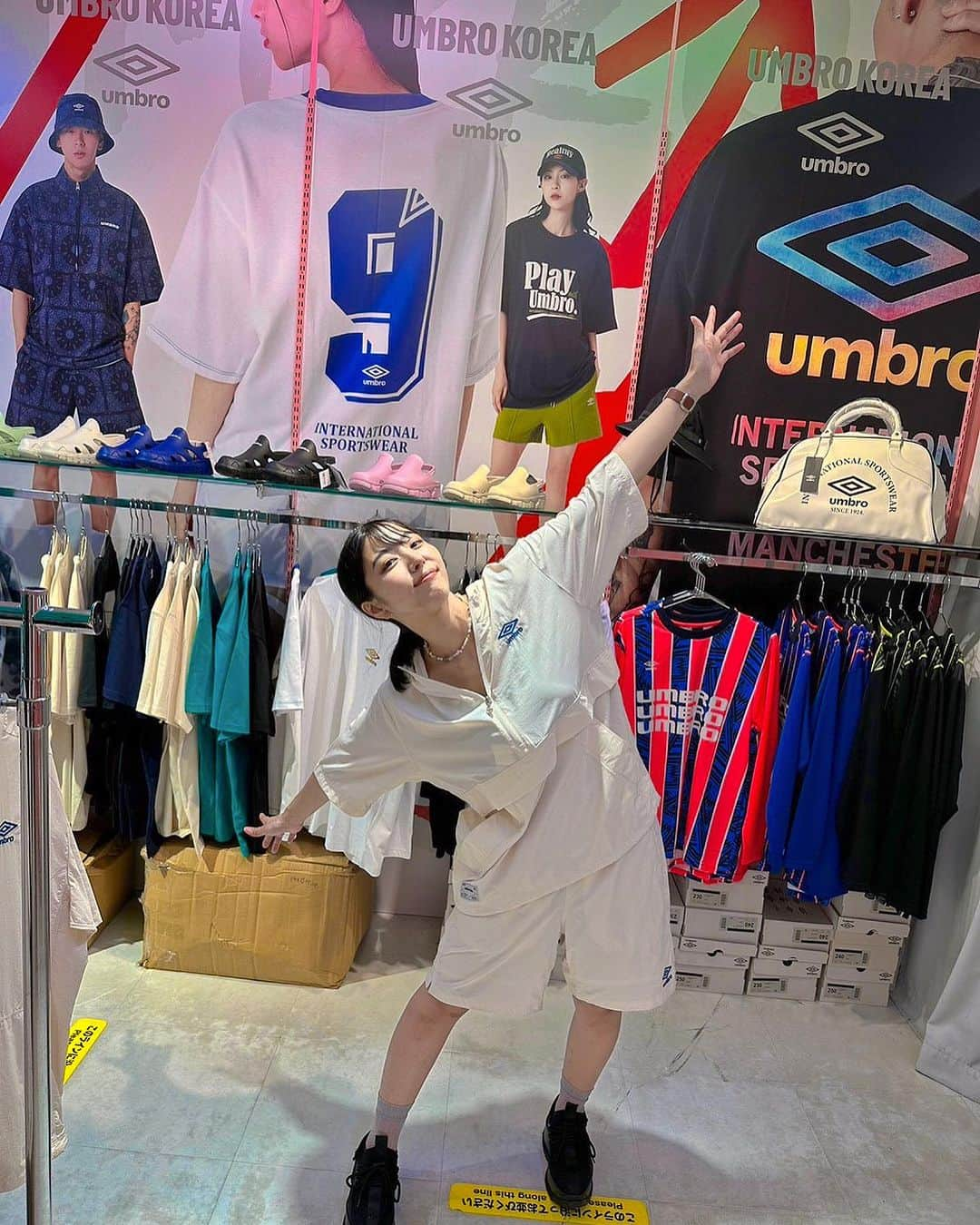 遊上なばなさんのインスタグラム写真 - (遊上なばなInstagram)「渋谷109でやっているUMBROのPOPUPSTOREに行ってきましたー！ スポーティな服、好き！！ 沢山欲しくなった。！ どれも可愛すぎた...選べない。。 普段ウィンドショッピングしないから 色々じっくりみて、試着してーって たまにやるの楽しいね。 女の子みたいなことしたなー わくわくしたなー。😇  スポーティな服集めようかな。♡  #셀카 #셀피 #일상  #데일리 #데일리룩 #패션  #goodevening #나  #beautiful 韓国 #한국  #渋谷 #umbro#アンブロ #football #サッカー #soccer #umbrokorea  #makeup #fashion #me  #좋아요  #girl #shibuya  #love  #맞팔 #팔로우  #followme #photooftheday  #japanesegirl #japanese ☁︎☁」8月22日 18時49分 - i_am_nabana