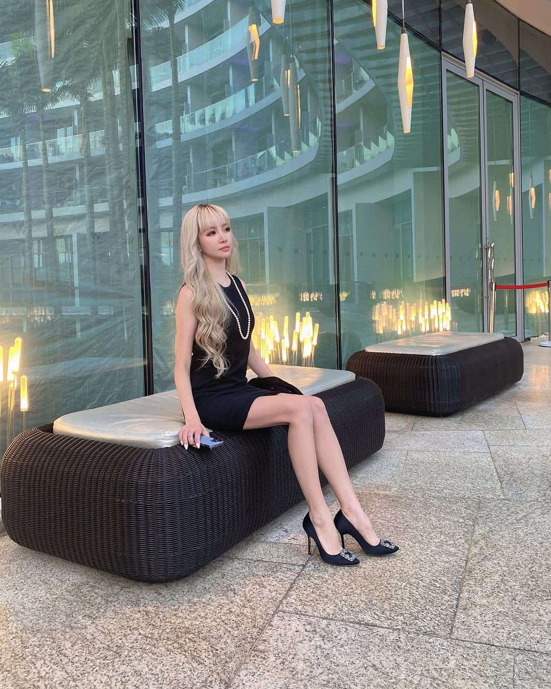 mirayのインスタグラム：「旅行中Dinnerに行く前に シャワー浴びてちょっとオシャレして 出かけるの好き🫶🧖‍♀️🫧  Poolや海以外でもちょくちょく撮ってくれるの嬉しい😂💓 綺麗に撮ってくれるんだよなぁ🙏✨  水族館では 🧑🏻‍🦱「ミー助ちょっとそこ立ってみて」 👩🏼「へい」 カシャ📸 🧑🏻‍🦱「ぅわぁあ！アリエルみたい！」 👩🏼「....え…wそうかなぁ…ww」照恥  そうかなぁじゃねーよww  普段から優しいけど 旅行中やゴルフの時は更に優しい🫶 いつもありがとう😂🙏💖  次はまたまた沖縄へ行ってきますっ🏝️🩵  #シンガポール #夫婦旅行 #海外旅行 #singapore  #whotelsingapore  #sentosaisland」