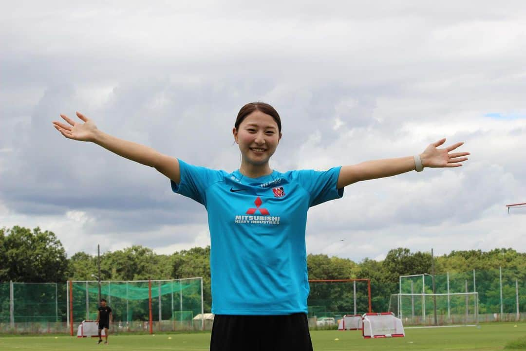 塩越柚歩のインスタグラム：「. 久しぶりのグランド最高ーーー！！！ 天気はそんなに良くなかったけど、 グランドに出てみんなに会ってそれだけでも幸せ☺️ ⁡ そしてジョギング開始記念日💨 大した距離でも時間でもないけど、毎日少しずつ前に進んでて嬉しい！！ とにかく外に出れたことが幸せな日でした😂 明日も元気にがんばろー❤️‍🔥 ⁡ #グランド出てみんな口を揃えてゆずほ白すぎ #外に出なさすぎて白くなりました #三菱重工浦和レッズレディース #塩越柚歩」