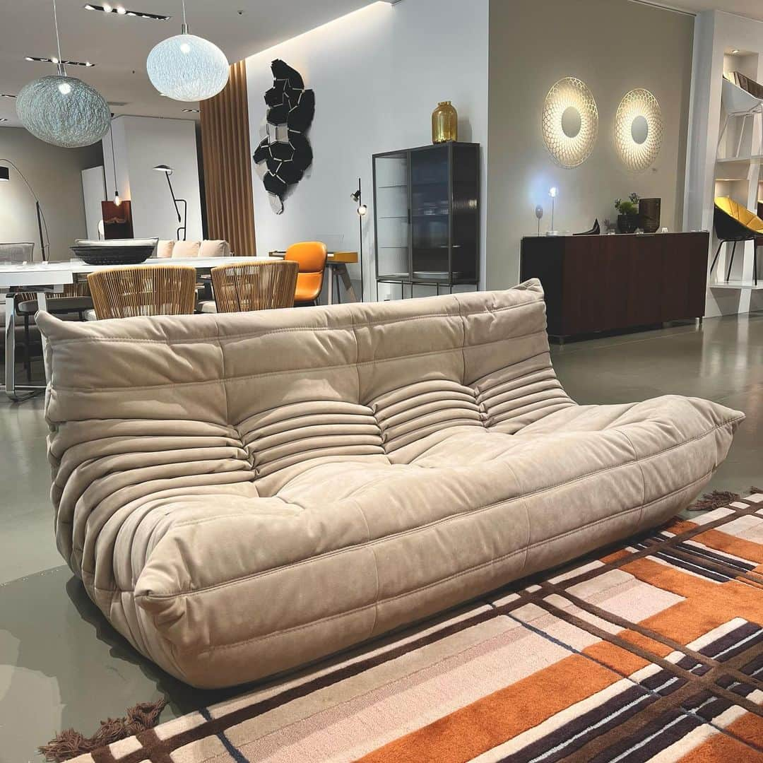 ligne roset shopさんのインスタグラム写真 - (ligne roset shopInstagram)「【ROSETTogo】 リーン・ロゼ東京では高級感のある人工スエードALCANTARAを張ったロゼトーゴを展示中です！ALCANTARAはイタリアのアルカンターラ社で製造され、高級車の内装にも使用されています。丈夫さはもちろんのこと、なんといってもこの風合いの美しさ✨✨お部屋の雰囲気が格段に上がります😎  ROSETTogo 2P・コーナー・3P・1P 張地 : ALCANTARA Y100(Sea sand),Y648(Infanta)  ご質問はDMまでお気軽にお問合せくださいませ。  #ligneroset #lignerosettokyo #interior #furniture #sofa #rosettogo #myligneroset #リーンロゼ #リーンロゼ東京 #インテリア #家具 #リーンロゼのある暮らし   @ligneroset_jp」8月22日 18時52分 - ligneroset_jp_shop