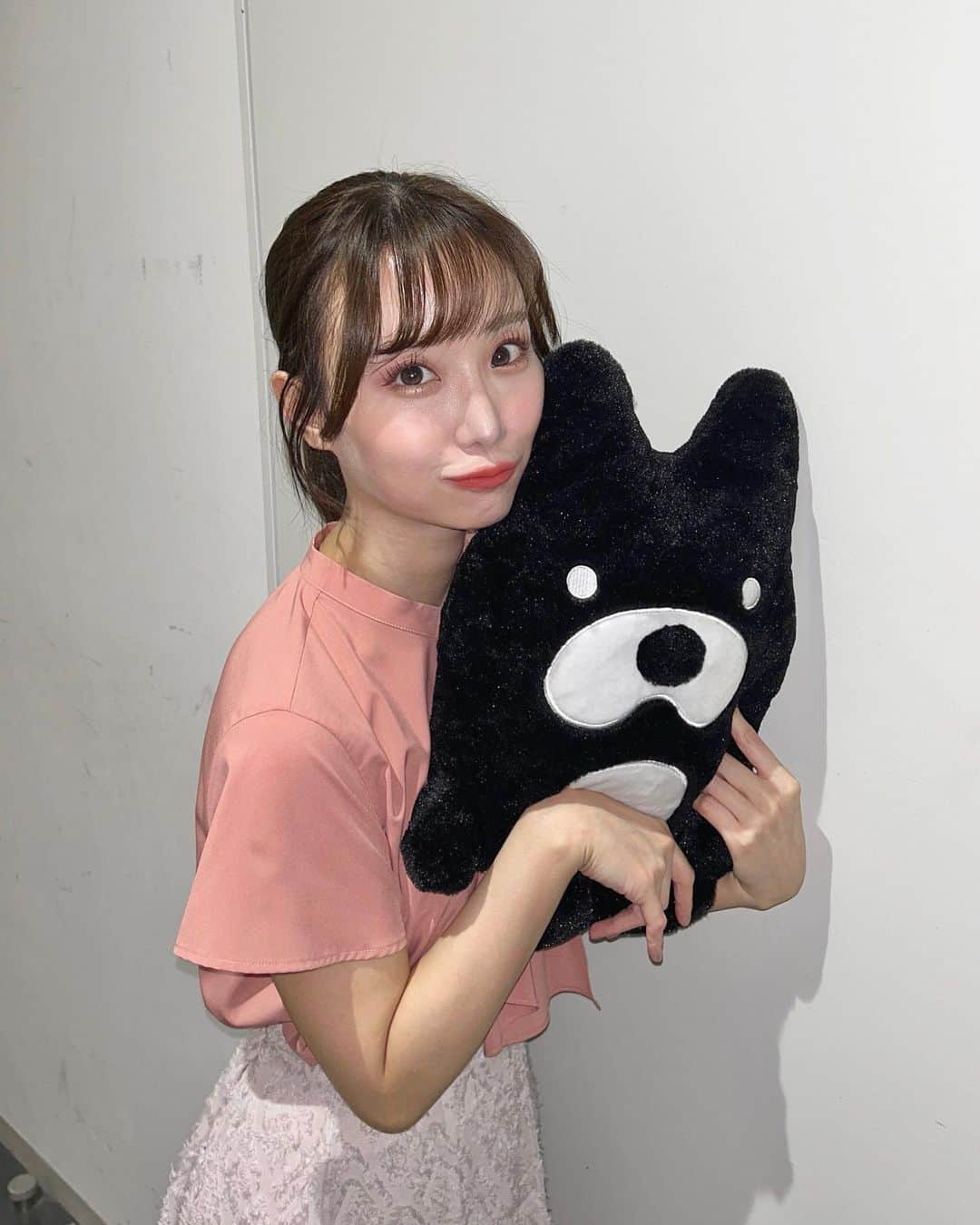 柴田阿弥のインスタグラム：「明日もアベヒル私だよ〜🖤🐧  ２日目無事終了！ たまたま会った連勤辻さんが撮ってくれた🐰 毎日色んな人と話せて楽しいけど ミスには盛大に気をつけて頑張ります🥵  アベマくん〜〜🖤🐻  生放送ってイレギュラー対応多いのが めちゃくちゃ楽しいなと思います！ 思い通りに行かない方が集中力とパワー出る❤️‍🔥  ㅤㅤㅤㅤㅤㅤㅤㅤㅤㅤㅤㅤㅤ #abema #アベマくん」