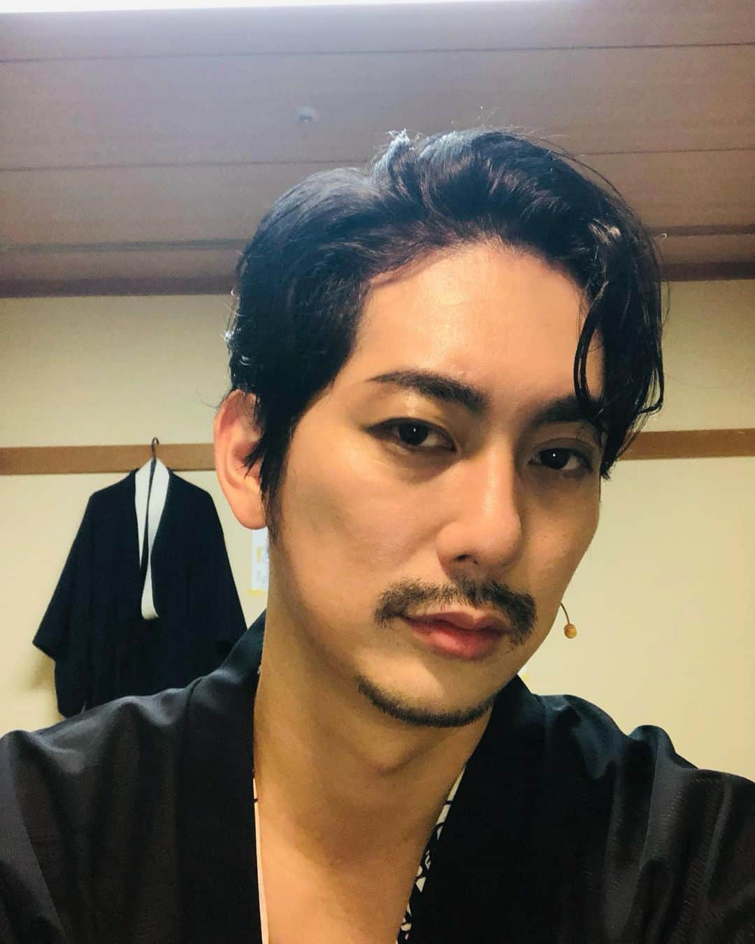 平岡祐太さんのインスタグラム写真 - (平岡祐太Instagram)「我らはマレビト、明日は二回公演！ 長い時間稽古しながら皆で作り上げてきた作品です。一人でも多くの方々に観て頂き、そして、思い悩んだりした時はこの作品を思い出してもらえると嬉しいです。 劇場でお待ちしております！ 8/30日（水）18:00〜はアフタートークにも登壇します！是非！！  “マレビト”と呼ばれる芸能の民。めでたいことや不吉なことがあった場所に赴き、歌や踊りを披露していた。 彷徨う（=ヴァグラント）ものたちを描く本作。  #ヴァグラント #ミュージカル #明治座」8月22日 18時53分 - yuta_hiraoka_official