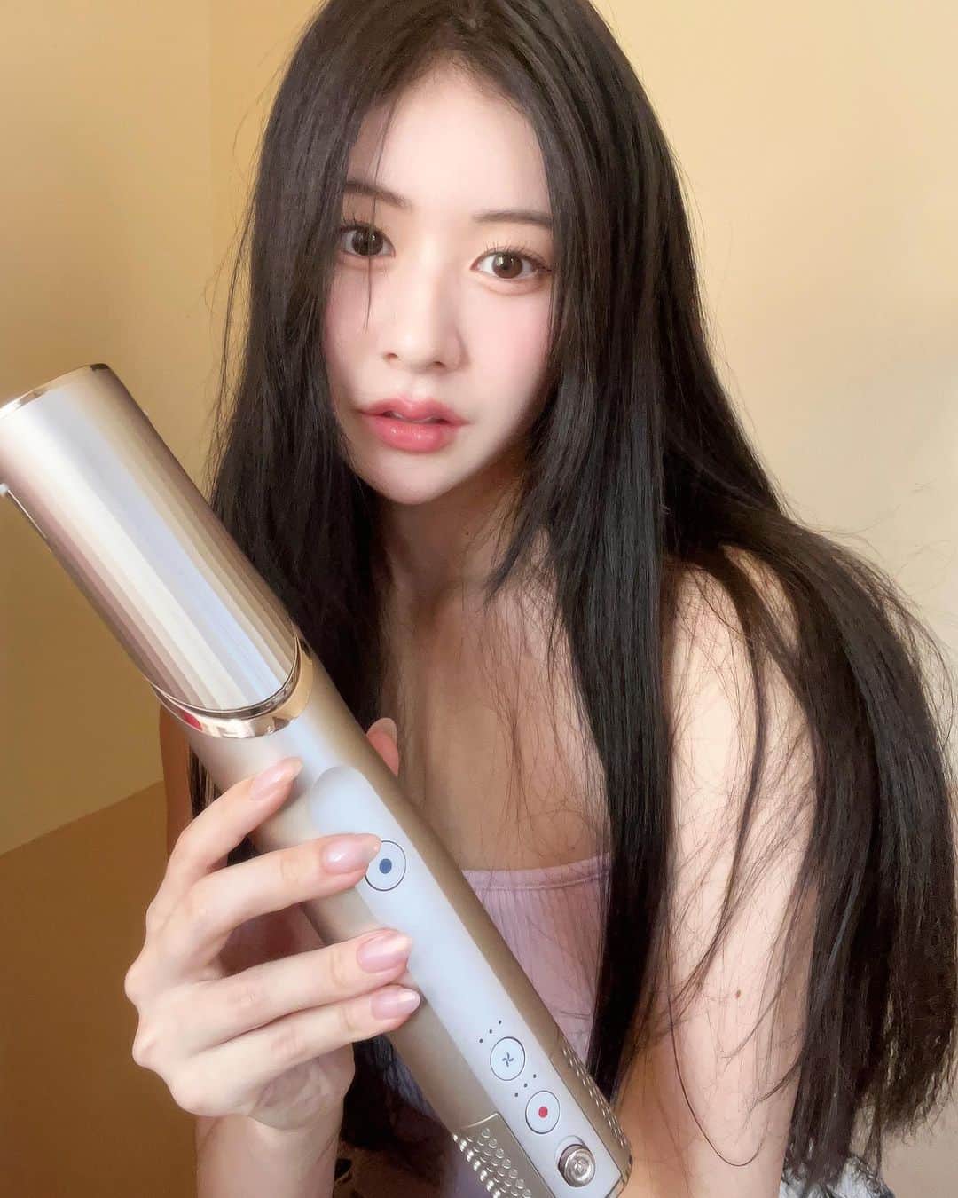 加藤美南のインスタグラム：「アメリカで話題のSharkのドライヤーがついに日本発売ということで試してみました💞 ドライヤーは速乾性に優れているので髪が長い私にはとってもありがたいです、、、💞アタッチメントが沢山あって、エアカーラー(2枚目)は簡単に巻き髪が出来て、これ１つで髪ケアやヘアスタイルが作れるのはすごい！  Sharkといえば私は掃除機を愛用していて、今回美容家電が発売されるということも元々気になっていました！公式サイトにて予約開始しているので是非チェックしてみてね💞  @sharkbeautyjp  #SharkBeauty #シャークビューティー #シャークドライヤー #Shark #なりたいワタシを叶えよう#Shark_ad」