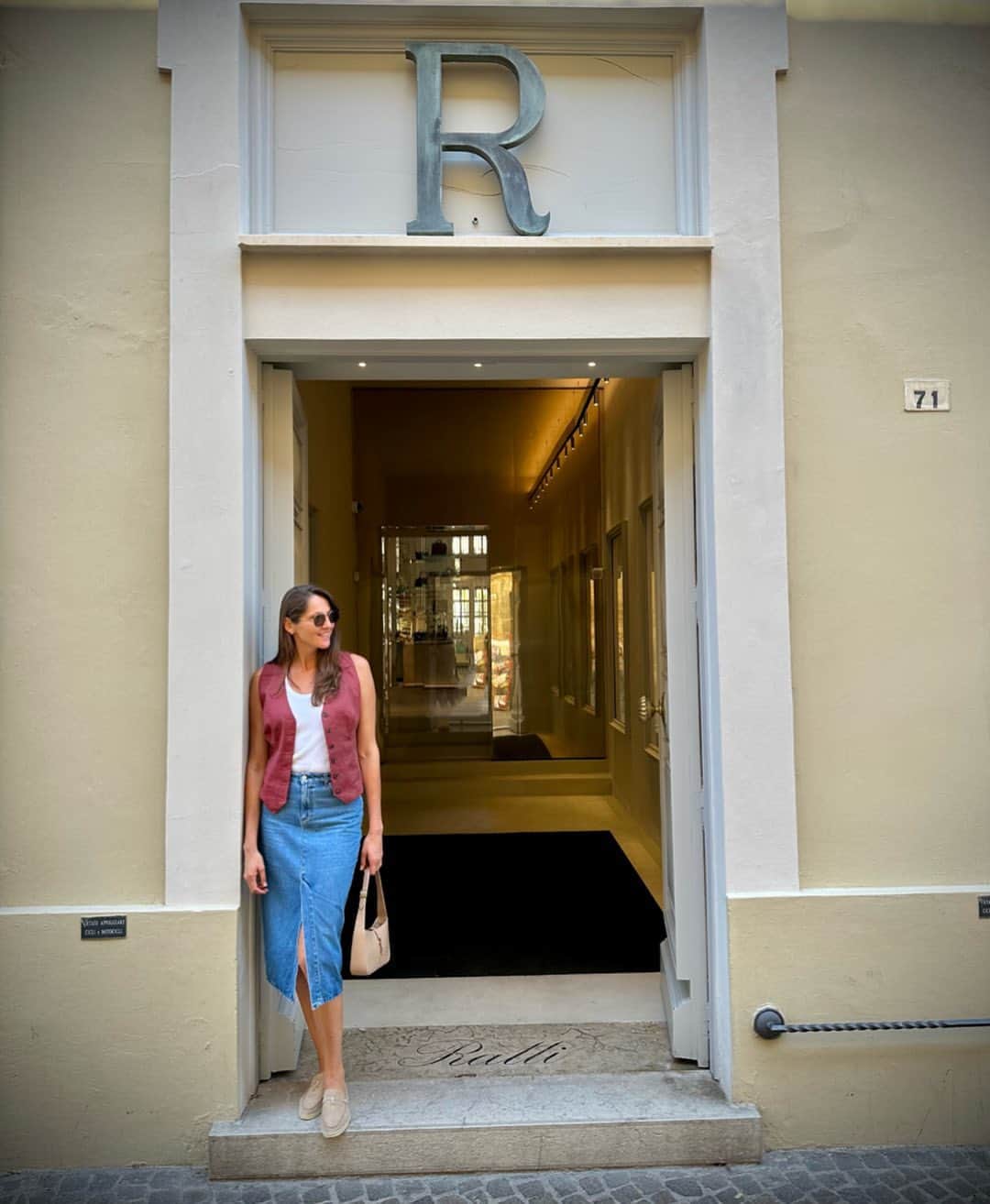 タチアナ・コシェレワのインスタグラム：「Credi all’amore a prima vista?  Solo con @rattiboutique 🤍」
