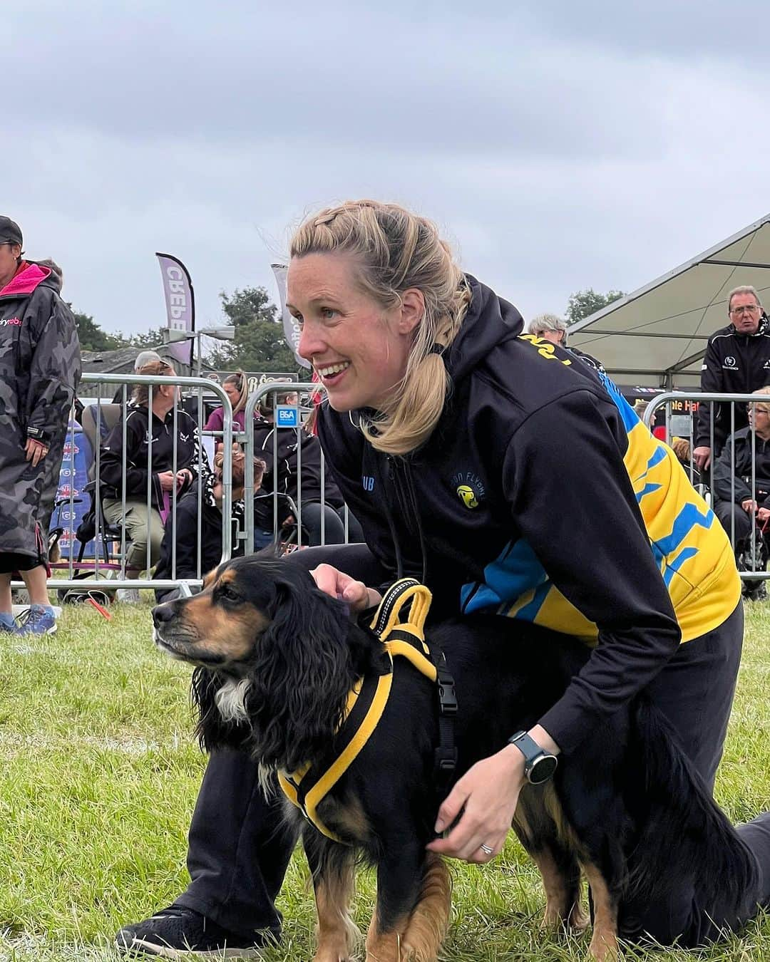 ハンナ・ミレイのインスタグラム：「First @bfa_flyball champs done ✅  Rollercoaster of emotions that took me back to my competitive days as a swimmer 😂 learnt a huge amount. One thing that stood out to me with dog sports is the welfare of the dog comes first, when I was an athlete I’m not sure we even consider this for ourselves! Our team suffered a few injuries and set backs which ruled a couple of our teams out, we could still race just not place or have our times made official. It was a great chance to learn coping with the high energy and intensity being in the racing ring and always practicing close change overs and race starts.   Success is more than just the medals and rosettes it’s turning up for the team and doing right by your dog. Funnily enough it’s only the humans that care about times and placings, the dogs just want to run and get their ball🎾😂 keep things simple and be more dog I’d say!  So proud of Poppy and Mylo. Mylo racing in her first ever open competition, learning to get close changes and good starts. Managed a couple 0.00 starts! Along with -0.00 starts 😂 Poppy…..well since I found out I was pregnant she really struggled. Didn’t want to leave my side and run, felt she wasn’t enjoying flyball any more she’d rather stay by my side to protect me. We didn’t know how she would be at these championships so it was awesome seeing her enjoy herself and race the best she’s raced in a long time! She had a fab time and so did I!  It was a looong 4 days but enjoyed every second of it. Thank you @findonflyball for everything. Can’t wait for next year!   #flyball #britishchamps #bemoredog #sport #girlsbestfriend🐶」