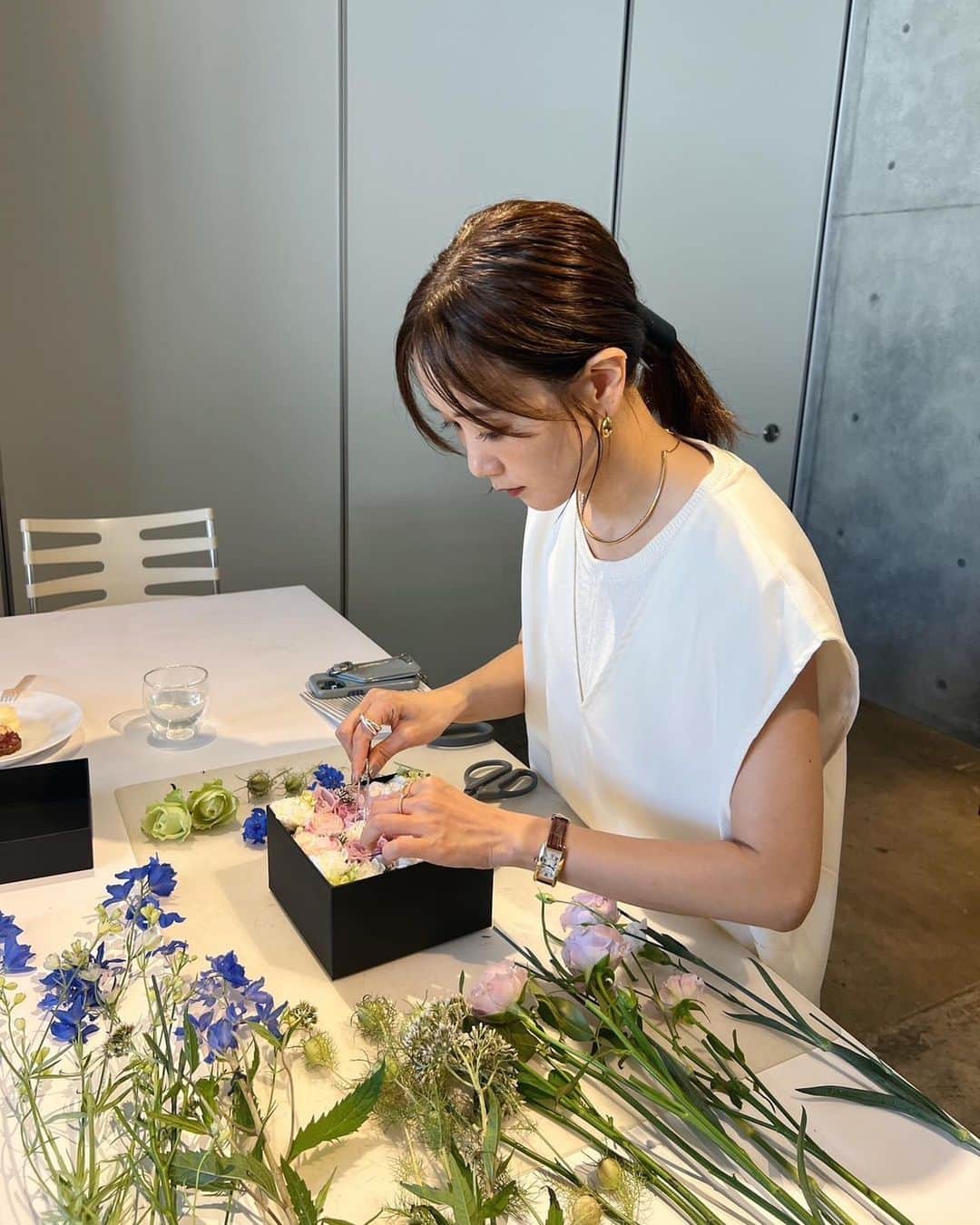 田中里奈さんのインスタグラム写真 - (田中里奈Instagram)「一つ一つ丁寧にお花を入れて作られるニコライバーグマンのフラワーボックス。 どんなお花をどこに入れよう、誰に贈ろう… そんなワクワクするような素敵な時間🌷  ファイントゥデイのシャンプーTSUBAKIとニコライバーグマンのコラボパッケージの発売記念イベントへ🌹  椿と言えば、日本を代表するお花の一つ。 TSUBAKIとニコライさんの、日本の女性や自然に対する目線が同じで生まれたこのコラボ。 トーク内容が心に響いて、ニコライさんの花を通して何ができるか、と常に新しいチャレンジする姿勢や、TSUBAKIの方の想いが聞けて、ものづくりをしてる立場からもめちゃくちゃ共感…！  ニコライさんが20年あまりフラワーボックスで大切にしてること 〝花を通して人を喜ばせる、驚かせる〟という考え方。 素敵すぎてメモしちゃった。 あーそんな考え方だから、ニコライバーグマンのお花はボックスに入ってるのか〜！って膝を打ちました。 ちなみにTSUBAKIには椿オイル＊が配合されてて、その椿の力強い生命力を、優しい中にもいかに表現していくかっていうのを考えてデザインされてるんだって。 お二人のトークから、パッケージができるまでの長い旅路を楽しみながら作っていく過程が伝わってきました😌  今回私はニコライさん直々に教えてもらってフラワーボックスを作らせてもらったのですが、楽しかったその体験がなんとオンラインでもできるそう💐  『 気持ちを贈るデジタルギフト DIGITAL FLOWER BOX 』 ➜オンラインでフラワーボックスを簡単に作れて、誰かに想いを伝えられるよー！ TSUBAKIの公式アカウント（ @tsubaki_jp ）からリンクに飛べて、672通りのお花の組み合わせが選べるんだとか。 お花好きな方、そうでなくても是非やってみてね〜！  ＊ツバキ種子油（ツヤ）  #PR #TSUBAKI #ニコライバーグマン #フラワーアレンジメント #フラワーボックス #ヘアケア」8月22日 20時15分 - tanakaofficial