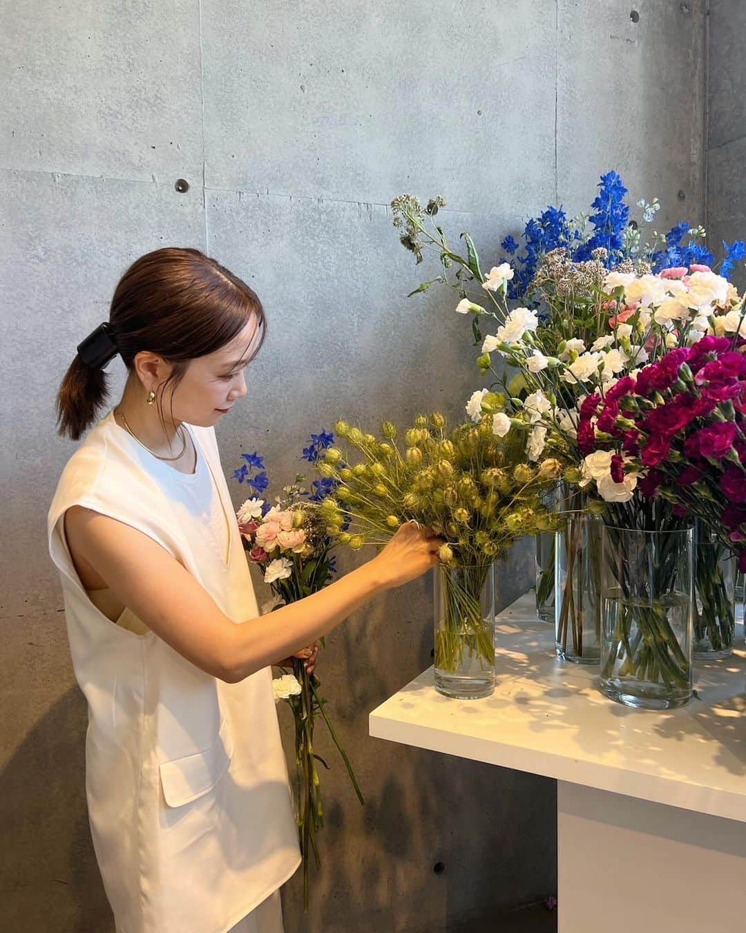 田中里奈さんのインスタグラム写真 - (田中里奈Instagram)「一つ一つ丁寧にお花を入れて作られるニコライバーグマンのフラワーボックス。 どんなお花をどこに入れよう、誰に贈ろう… そんなワクワクするような素敵な時間🌷  ファイントゥデイのシャンプーTSUBAKIとニコライバーグマンのコラボパッケージの発売記念イベントへ🌹  椿と言えば、日本を代表するお花の一つ。 TSUBAKIとニコライさんの、日本の女性や自然に対する目線が同じで生まれたこのコラボ。 トーク内容が心に響いて、ニコライさんの花を通して何ができるか、と常に新しいチャレンジする姿勢や、TSUBAKIの方の想いが聞けて、ものづくりをしてる立場からもめちゃくちゃ共感…！  ニコライさんが20年あまりフラワーボックスで大切にしてること 〝花を通して人を喜ばせる、驚かせる〟という考え方。 素敵すぎてメモしちゃった。 あーそんな考え方だから、ニコライバーグマンのお花はボックスに入ってるのか〜！って膝を打ちました。 ちなみにTSUBAKIには椿オイル＊が配合されてて、その椿の力強い生命力を、優しい中にもいかに表現していくかっていうのを考えてデザインされてるんだって。 お二人のトークから、パッケージができるまでの長い旅路を楽しみながら作っていく過程が伝わってきました😌  今回私はニコライさん直々に教えてもらってフラワーボックスを作らせてもらったのですが、楽しかったその体験がなんとオンラインでもできるそう💐  『 気持ちを贈るデジタルギフト DIGITAL FLOWER BOX 』 ➜オンラインでフラワーボックスを簡単に作れて、誰かに想いを伝えられるよー！ TSUBAKIの公式アカウント（ @tsubaki_jp ）からリンクに飛べて、672通りのお花の組み合わせが選べるんだとか。 お花好きな方、そうでなくても是非やってみてね〜！  ＊ツバキ種子油（ツヤ）  #PR #TSUBAKI #ニコライバーグマン #フラワーアレンジメント #フラワーボックス #ヘアケア」8月22日 20時15分 - tanakaofficial
