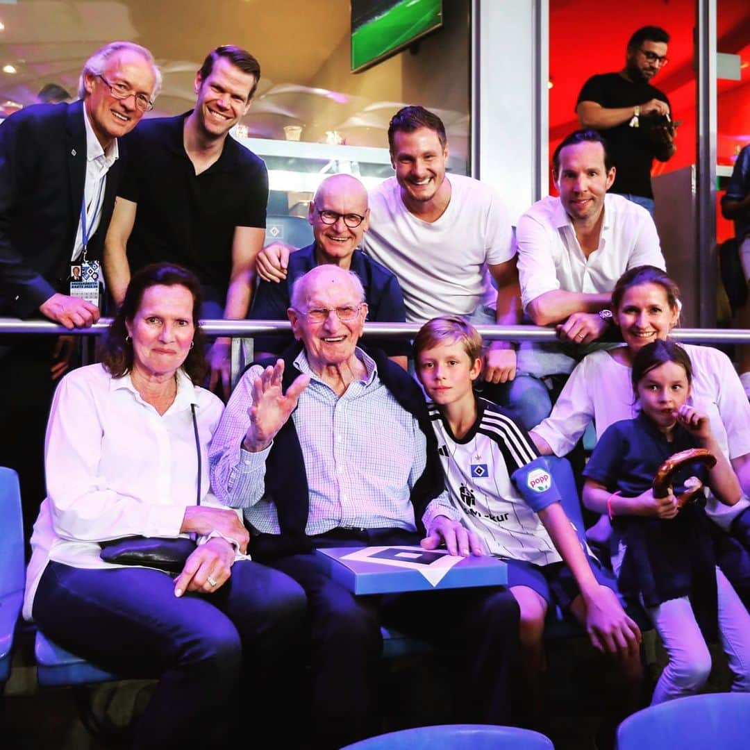 マルセル・ヤンセンのインスタグラム：「FAMILIE ALGNER SIEHT MIT VIER GENERATIONEN 3:0-ERFOLG IM VOLKSPARKSTADION BEWEGENDER MOMENT FÜR OSCAR ALGNER: DAS LANGJÄHRIGE HSV-MITGLIED WAR BEIM 3:0-ERFOLG DER HSV-PROFIS GEGEN HERTHA BSC AM VERGANGENEN SONNABEND MIT MEHREREN FAMILIENMITGLIEDERN IM VOLKSPARKSTADION – SEIN URENKEL PHILIPP LIEF ALS EINLAUFKIND EIN.  Seit fast 93 Jahren ist Oscar Algner mittlerweile Mitglied beim HSV – in all diesen Jahren hat der 100-Jährige unzählige Höhepunkte mit seinen Rothosen erlebt. Ein ganz besonderer Moment wartete am vergangenen Sonnabend auf den Hanseaten: Gemeinsam mit seiner Tochter Sabine Pust, seinem Enkel und weiteren Familienmitgliedern verfolgte er die Partie der HSV-Profis gegen Hertha BSC – zusammen mit seinem Urenkel Philipp, der als Einlaufkind gemeinsam mit der Mannschaft ins Stadion einlief, waren vier Generationen der Algners vor Ort.」