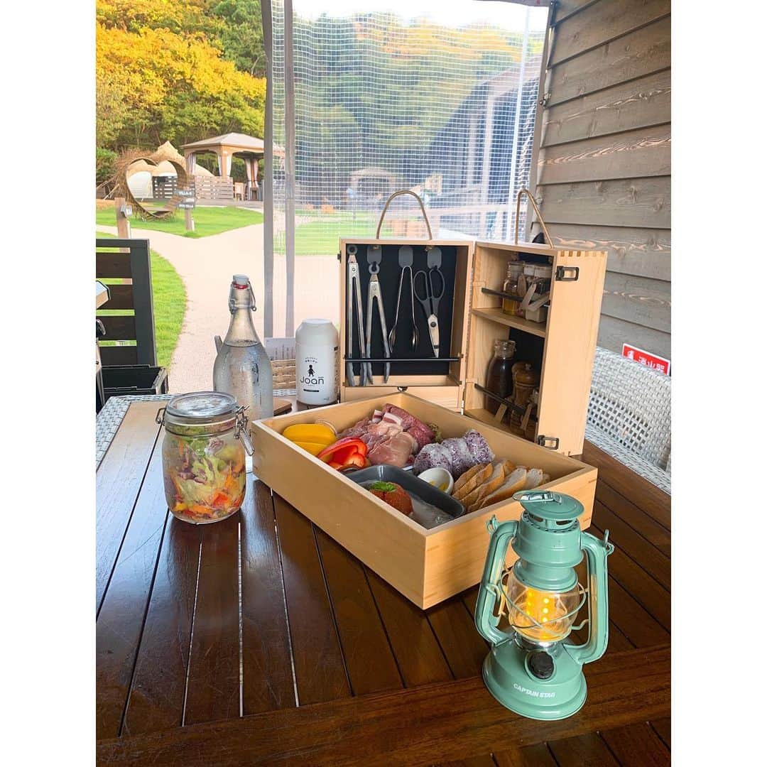 chieminsさんのインスタグラム写真 - (chieminsInstagram)「もう先週の話し。。  グランピングへ行って来ました🏕‧✧̣̥̇‧  可愛いいお部屋でめちゃくちゃ気分が上がって写真撮りまくっちゃった🤍⤴︎ ⤴︎ 久々のBBQも楽しかった🤍 お肉焼きながら飲むビールの美味さ🥓🥩🍗🍖🍻‧✧̣̥̇‧  そしてブルーが綺麗な青い海と、情緒溢れる景色にもかなり癒されました‧✧̣̥̇·͜·  幸せに浸りまくって1週間も遅れての投稿になりました🤭  最後は2日間のコーデ‧✧̣̥̇‧ やっぱりワンピが楽チンなんだよな~~~  1日目 tops▶︎▷#searoomlynn  dress▶︎▷#oksoon  sandals▶︎▷#nike  2日目 dress▶︎▷#capricieuxlemage  cap▶︎▷#newera   #グランピング  #夏休み #夏の思い出 #夏らしいこと #code  #coordinate #ootd #outfit #mylook #ママコーデ#156cmコーデ」8月22日 19時05分 - chery0131