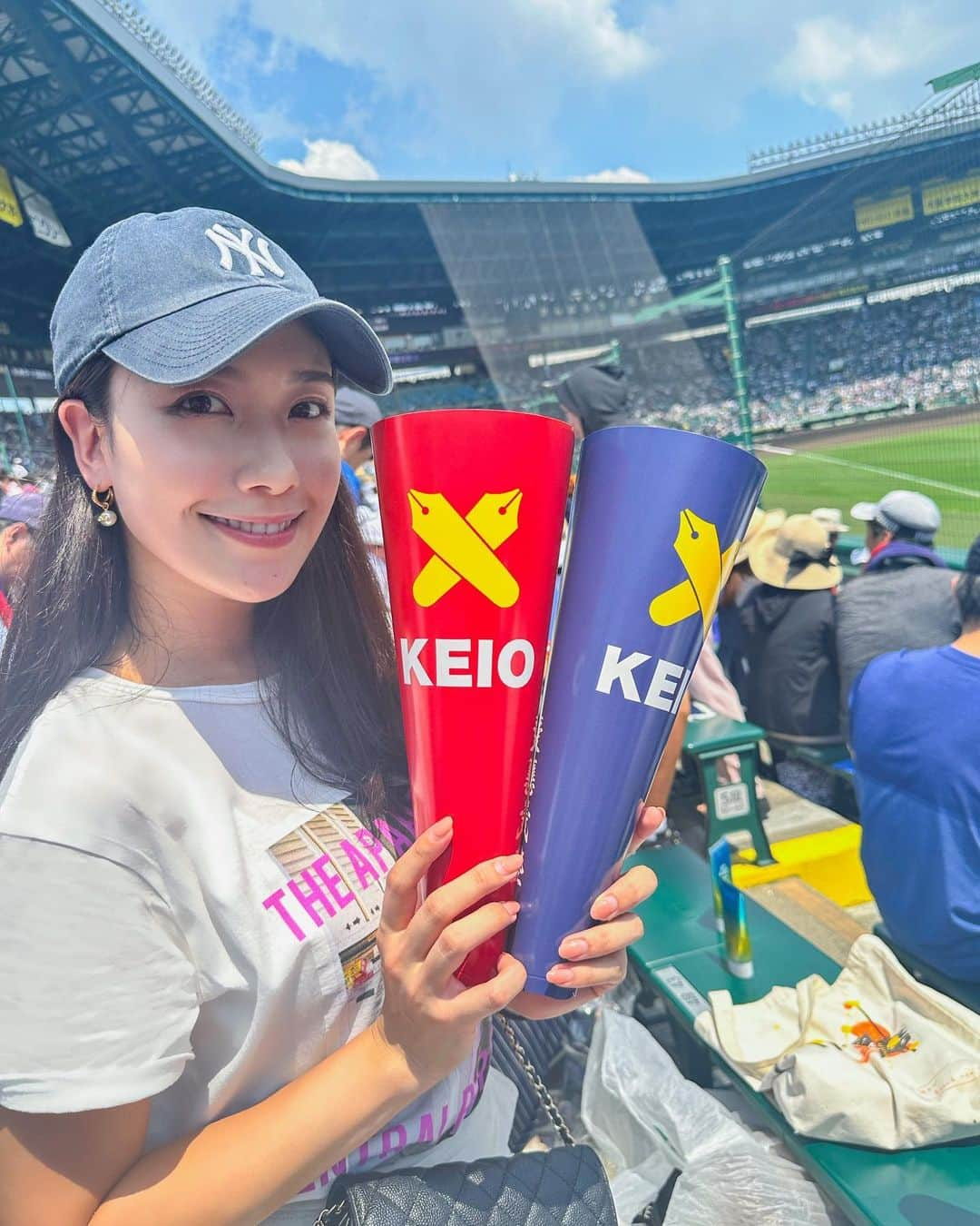 松田和佳のインスタグラム：「夏の甲子園⚾️ 準々決勝、準決勝の慶應を応援しに甲子園球場に行ってきました✨  準々決勝で対戦した沖縄尚学、準決勝で戦った土浦日大、どちらも油断を許さない緊張感のある接戦で見応えのあるナイスゲームでした。 そして慶應は見事勝ち進み、遂に明日は決勝戦🔥 １０７年ぶりの優勝まであと１勝！！  塾高野球部の森林監督が小学校の担任だったという事もあり、小学生の頃から休み時間にはグラウンドで手打ち野球をしたり、休みの日には野球の応援に行ったり、小さい頃から野球が好きだったので本当に本当に嬉しいです…😭 2008年、小学生の頃に応援に来た夏の甲子園では準々決勝で沖縄の浦添商業に負けて悔しかったのを覚えていて、今年は決勝まで勝ち進めた事だけでも最高なのですが、ここまできたら優勝を見てみたい🥺✨  そして応援席も先輩後輩関係なく皆んなで肩を組んだり、世代に関係なく一丸となって応援できるのは慶應の良い伝統だなと改めて感じました。  明日は決勝！強豪校 仙台育英との戦い🥺🔥 現地に応援に行けないのは悔しいけれど、テレビで全力で応援するつもりです！！  森林監督の掲げる”エンジョイ•ベースボール”で慶應らしく！選手悔いの残らないよう最後までやり切ってほしいです✨  #夏の甲子園 #甲子園 #甲子園2023 #慶應義塾 #慶應野球部 #応援 #エンジョイベースボール #決勝」