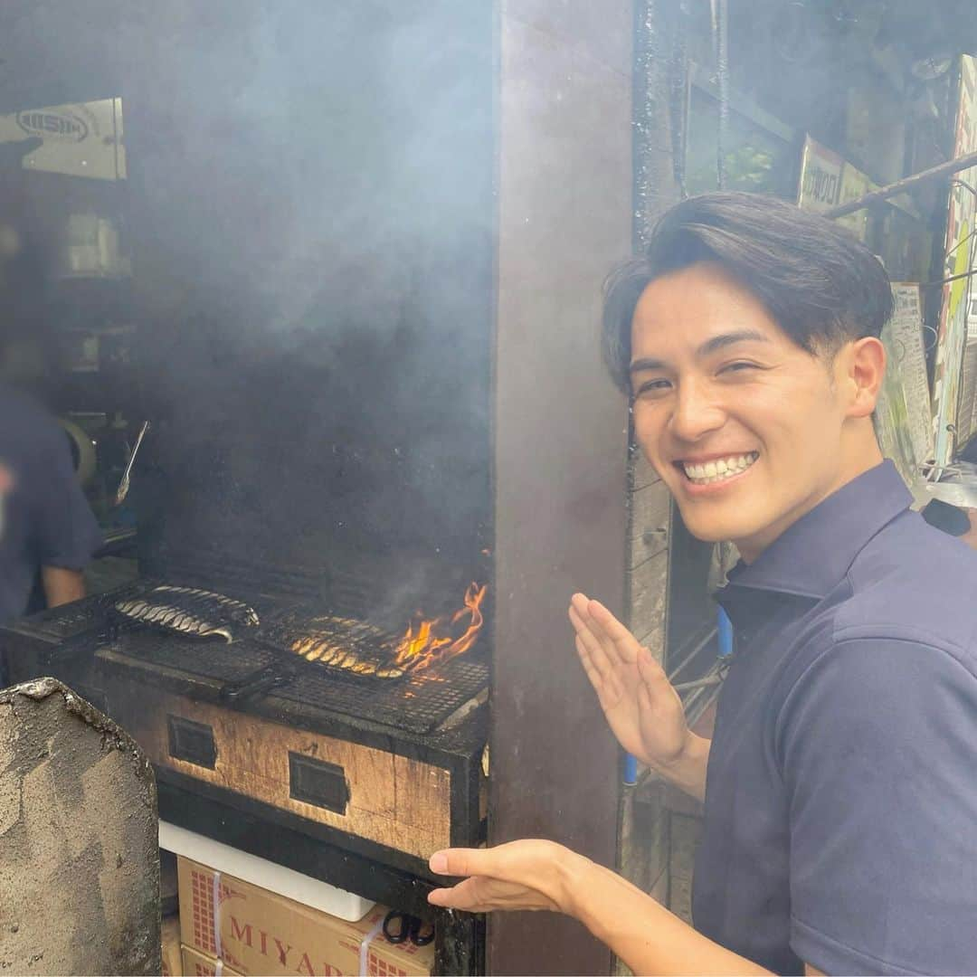 武隈光希のインスタグラム：「煙モクモク🔥 . . . 近くを通るとボヤか？と心配になってしまうくらい煙がもうもうとしているお店を取材しました！　  煙が立ち込めているのが分かりますか？？  正体は鯖を炭火で焼いていてるお弁当屋さんでしたよー！ 香ばしい匂いが漂っていて、とても美味しそうでした😋  取材中列が途切れることがないほど大人気のお店でした！  #炭火 #鯖の助 #煙モクモク #食べられずに後悔 #鯖の香りだけお持ち帰り #テレビ朝日 #アナウンサー #テレ朝 #グッドモーニング」