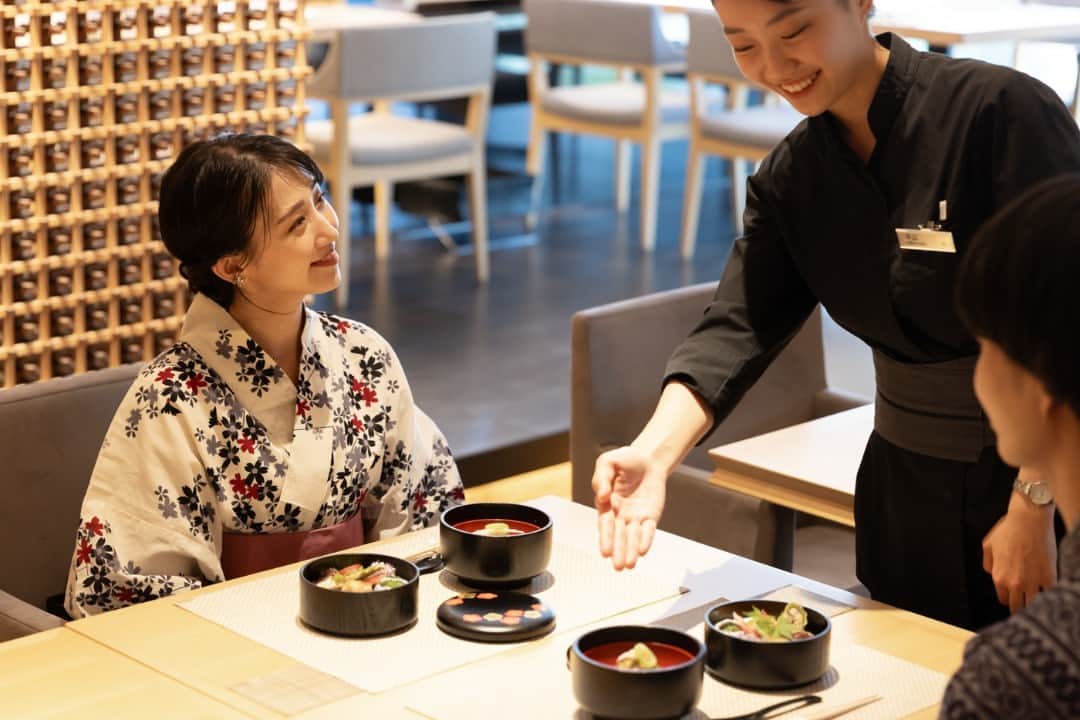 ヒルトン大阪 Hilton Osakaさんのインスタグラム写真 - (ヒルトン大阪 Hilton OsakaInstagram)「夏の終わりは、「川梅（かわうめ）」で季節の風情を楽しみませんか🎐  上質な和の空間で、食材のおいしさが際立つ繊細な懐石料理を満喫。 豊かな味わい、器使いと盛り付けの美しさが、川梅ならではの特別な時間を演出します。  優雅なひとときを、心ゆくまでお楽しみください  詳細・ご予約は @hiltonosaka ホームページより。  As the summer comes to a close, why not immerse yourself in the essence of the season at "KawaUme(川梅)"?🎐  Indulge in the artistry of delicate kaiseki cuisine that showcases the true essence of each ingredient, all within a setting of exquisite Japanese elegance.  The profound flavors, meticulous attention to tableware, and captivating presentation come together to craft an unparalleled experience that is unique to KawaUme. Savor a moment of pure elegance to your heart's content!  For more details and to make a reservation, please visit our website at @hiltonosaka.  #ヒルトン大阪 #川梅 #懐石料理 #日本料理 #懐石ランチ #和の美食 #浴衣でお出かけ #HiltonOsaka #JapaneseCuisine #OsakaHotel」8月22日 19時00分 - hiltonosaka