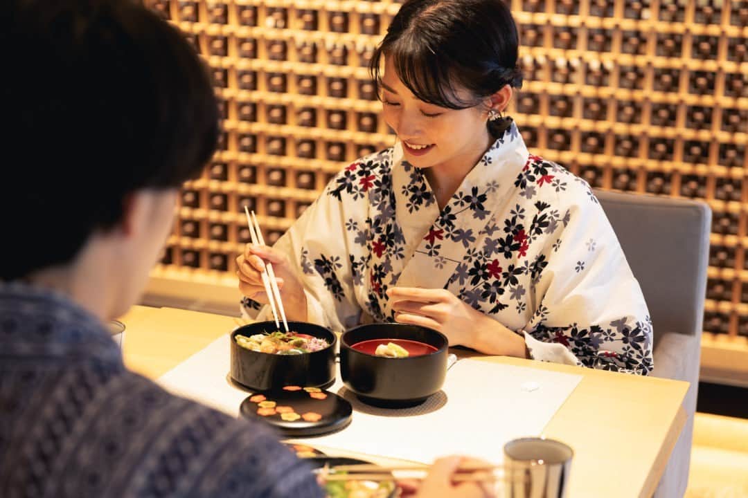 ヒルトン大阪 Hilton Osakaさんのインスタグラム写真 - (ヒルトン大阪 Hilton OsakaInstagram)「夏の終わりは、「川梅（かわうめ）」で季節の風情を楽しみませんか🎐  上質な和の空間で、食材のおいしさが際立つ繊細な懐石料理を満喫。 豊かな味わい、器使いと盛り付けの美しさが、川梅ならではの特別な時間を演出します。  優雅なひとときを、心ゆくまでお楽しみください  詳細・ご予約は @hiltonosaka ホームページより。  As the summer comes to a close, why not immerse yourself in the essence of the season at "KawaUme(川梅)"?🎐  Indulge in the artistry of delicate kaiseki cuisine that showcases the true essence of each ingredient, all within a setting of exquisite Japanese elegance.  The profound flavors, meticulous attention to tableware, and captivating presentation come together to craft an unparalleled experience that is unique to KawaUme. Savor a moment of pure elegance to your heart's content!  For more details and to make a reservation, please visit our website at @hiltonosaka.  #ヒルトン大阪 #川梅 #懐石料理 #日本料理 #懐石ランチ #和の美食 #浴衣でお出かけ #HiltonOsaka #JapaneseCuisine #OsakaHotel」8月22日 19時00分 - hiltonosaka