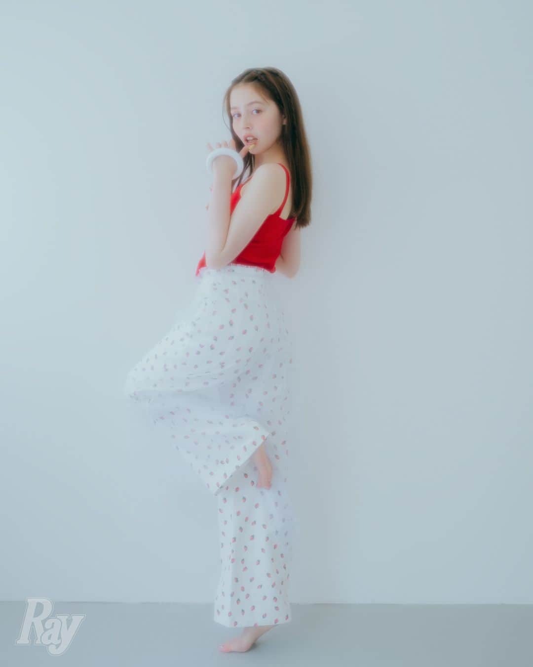 Rayのインスタグラム：「8月も後半戦！ 夏を楽しみすぎてヘアやボディの  紫外線ダメージが心配なコも多いのでは？  Ray9月号では  「髪とボディのいたわり術」を  かとうちゃんと一緒にご紹介🤍   髪もボディも ダメージケアの根本は顔と同じく、  乾燥対策とターンオーバーの改善なんです！   ホームケアで美を磨くもよし、  プロの手を借りるのもよし！✨   とにかく、髪とボディも  お疲れモードなのを忘れずに！！ . . . . . . Ray 9月号 (7月22日発売) 企画名：お疲れ”サマー”な肌復活Beauty モデル：#加藤ナナ( @katouchan ) ​​ #Ray #Ray専属モデル #Rayモデル #rayトレンド #プリかわ #プリかわ女子 #ぷりかわ #ぷりかわ女子 #メイク #美容 #スキンケア #最新コスメ #コスメ紹介 #ヘアケア #ヘアケアグッズ #ヘアケア用品 #ボディケア」