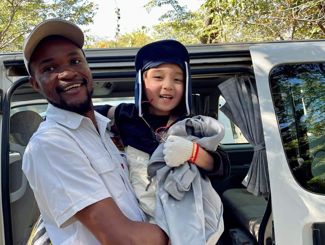 石塚錬さんのインスタグラム写真 - (石塚錬Instagram)「WORLD TOUR DAY18 〜ジンバブエ🇿🇼編〜 👦💬「船に乗って川の動物を探索🚢！カバ&ワニを発見🦛🐊。大きなあくびをして歯を見せてくれました🤗。3日間色んな場所に送迎してくれたKudaさんとお別れの写真🥲📷またくるからね❗️さぁ、明日はついに最後の国です🛩‼️どこでしょう😆」 . （👨パパ通信📨）ビクトリアフォールズ近くのカフェで景色を楽しみ、サンセットクルーズでは日本人旅行者と仲良くなりました😊(男旅で日本人にお会いしたのは3組目)。残り1カ国。当初は不安が先行していましたが、レンの成長を見ると実行して良かったと感じます❗️ . 👦💬「Today we took a boat ride🚢 to explore the river animals! We found hippos & crocodiles🦛🐊. They gave a big yawn and showed us their teeth🤗. Farewell picture with Kuda who picked us up and dropped us off at various places for 3 days🥲📷. We'll be back❗️ Tomorrow we'll go to the last country🛩‼️ Where will we be😆?」 . (👨Papa News 📨) We enjoyed the scenery at a cafe near Victoria Falls and met and became friends with Japanese people in Zimbabwe on the sunset cruise😊(this was the 3rd group of Japanese people we met through the trip). Only 1 country left on the men's trip. I was anxious ahead of time, but seeing Ren's growth, I am so glad that I carried it out❗️ . #男旅 #世界一周 #旅 #ジンバブエ  #旅行 #世界遺産 #ビクトリアフォールズ #ザンビア共和国 #カバ #ワニ #クルーズ #Mantrip #aroundtheworldtrip #trip #Zimbabwe #trip #worldheritage #Victoriafalls #RepublicofZambia #여행 #남자여행 #การเดินทาง #ทริปผู้ชาย #Perjalanan #石塚錬 #成長日記 #ishizukaren #renishizuka #이시즈카렌」8月22日 19時00分 - ishizuka_ren