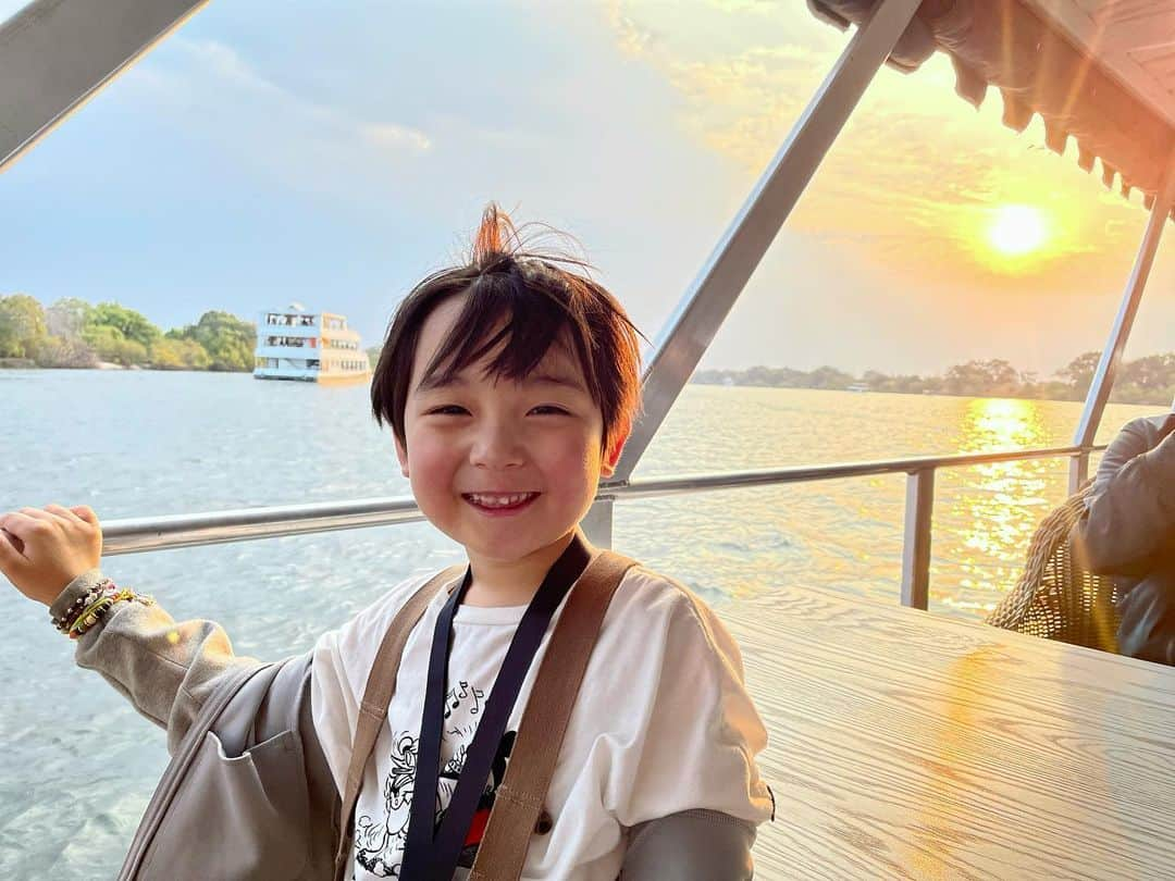 石塚錬のインスタグラム：「WORLD TOUR DAY18 〜ジンバブエ🇿🇼編〜 👦💬「船に乗って川の動物を探索🚢！カバ&ワニを発見🦛🐊。大きなあくびをして歯を見せてくれました🤗。3日間色んな場所に送迎してくれたKudaさんとお別れの写真🥲📷またくるからね❗️さぁ、明日はついに最後の国です🛩‼️どこでしょう😆」 . （👨パパ通信📨）ビクトリアフォールズ近くのカフェで景色を楽しみ、サンセットクルーズでは日本人旅行者と仲良くなりました😊(男旅で日本人にお会いしたのは3組目)。残り1カ国。当初は不安が先行していましたが、レンの成長を見ると実行して良かったと感じます❗️ . 👦💬「Today we took a boat ride🚢 to explore the river animals! We found hippos & crocodiles🦛🐊. They gave a big yawn and showed us their teeth🤗. Farewell picture with Kuda who picked us up and dropped us off at various places for 3 days🥲📷. We'll be back❗️ Tomorrow we'll go to the last country🛩‼️ Where will we be😆?」 . (👨Papa News 📨) We enjoyed the scenery at a cafe near Victoria Falls and met and became friends with Japanese people in Zimbabwe on the sunset cruise😊(this was the 3rd group of Japanese people we met through the trip). Only 1 country left on the men's trip. I was anxious ahead of time, but seeing Ren's growth, I am so glad that I carried it out❗️ . #男旅 #世界一周 #旅 #ジンバブエ  #旅行 #世界遺産 #ビクトリアフォールズ #ザンビア共和国 #カバ #ワニ #クルーズ #Mantrip #aroundtheworldtrip #trip #Zimbabwe #trip #worldheritage #Victoriafalls #RepublicofZambia #여행 #남자여행 #การเดินทาง #ทริปผู้ชาย #Perjalanan #石塚錬 #成長日記 #ishizukaren #renishizuka #이시즈카렌」