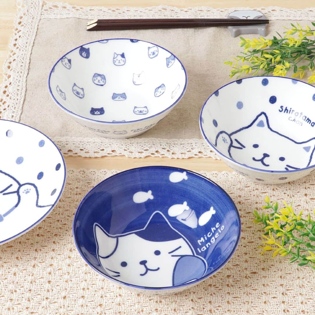 HAPiNSさんのインスタグラム写真 - (HAPiNSInstagram)「. 料理が引き立つ藍染食器🍽  「ふくふくにゃんこ」模様が ほっこりかわいいです🐱  軽量なので食べる時も洗う時もラクチン！  茶碗・ボウル・プレートの3種類なので、 どんな献立でも食卓をにゃんこで揃えられます♪  ┈┈┈┈┈┈┈┈┈┈┈┈┈┈┈┈┈┈  ■Fuku Fuku Nyanko 軽量藍染 茶碗 / ボウル / プレート  各￥800円(税込)  ┈┈┈┈┈┈┈┈┈┈┈┈┈┈┈┈┈┈  #HAPiNS #ハピンズ #雑貨 #プチギフト #ふくふくにゃんこ #fukufukunyanko #猫 #ネコ #ねこ #猫グッズ #猫食器 #藍染 #軽量食器  ※店舗によりお取り扱いが無い場合がございます。 　ご了承くださいませ。」8月22日 19時00分 - hapins_official