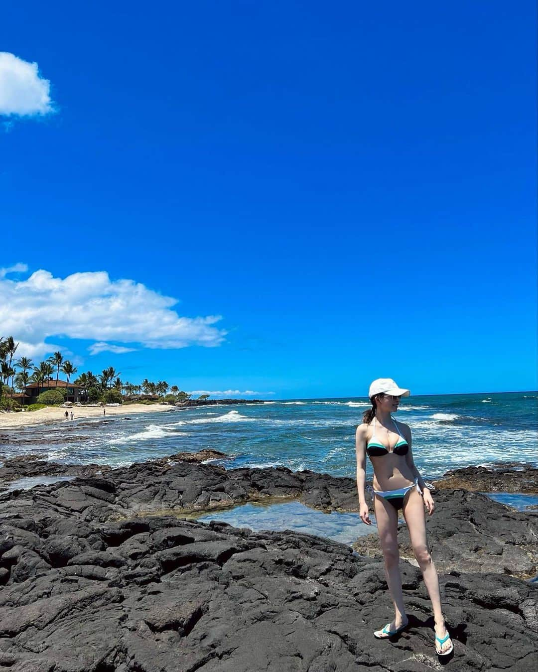 三好ユウのインスタグラム：「ハワイ島🏝️ The sea of Hawaii Island. ⁡ ⁡ コロナ禍やワクチンの影響でなんだかんだ 3年振り✈️久しぶりの方にも会えて嬉しい＾＾ ⁡  いつ来ても鮮明な青が綺麗🌊 ⁡  念願のコストコにも足を運んでみました。 ⁡最後の写真は犬の餌コーナー🐕 うちの子にはあまりにも量が多すぎる…（笑） ⁡ ⁡ ⁡  #ハワイ#ハワイ大好き#ハワイ島#ハワイの海#タビジョ#旅行好きな人と繋がりたい#リゾート#粉我#좋아요환영#좋아요그램#데일#hawaii#fourseasons #tabijo#tabinikki#trip#japanese #travel#swimwear」