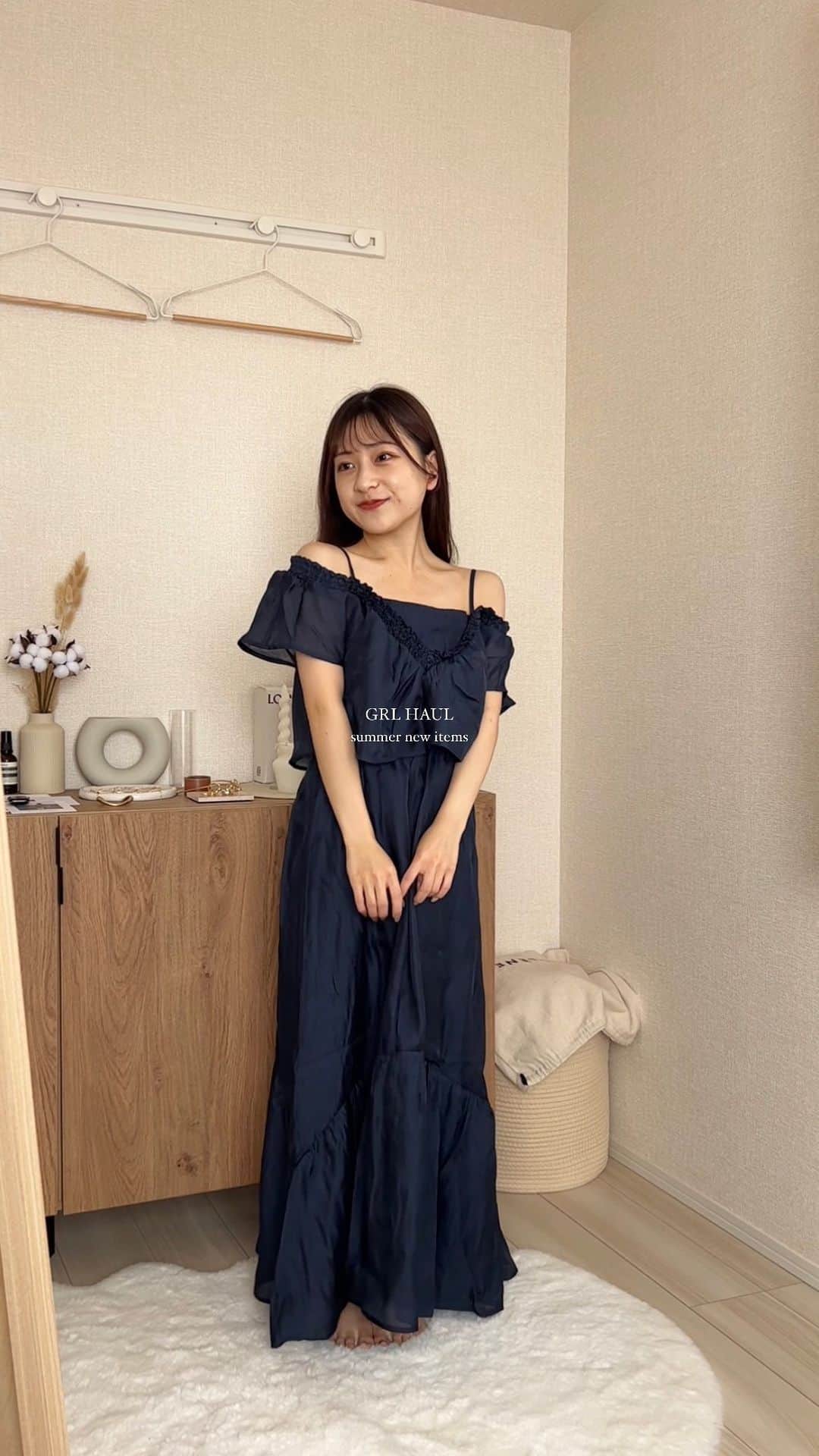のインスタグラム：「︴GRL summer HAUL 🧺🫶🏻  GRLのにゅうアイテムたち💭👀  定期的に新しいの出たらチェックしてるけど 今回もかわいいのいっぱいだったよ .. !!  わんちゃんのTシャツ最近お気に入りでよくお家で着てる🏠🤍  でも黒のフリルのトップスが一推しかな 𓂃𓈒𓏸  デザインほんとに可愛くてデニムとの相性良すぎだった💭  . . . #grl #grl購入品 #グレイル #プチプラコーデ #夏コーデ #低身長コーデ #カジュアルコーデ」