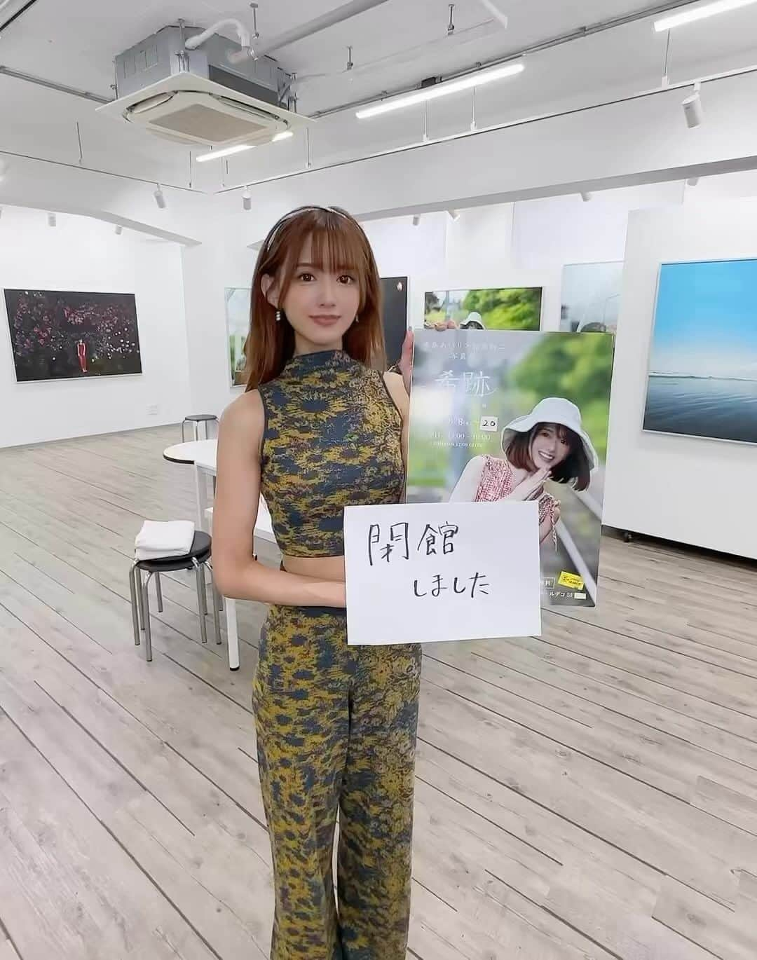 希島あいりのインスタグラム：「希島あいり×福島裕ニ 写真展 『希跡』が20日に閉幕しました！  会場にお越しくださった皆さま 感謝の気持ちでいっぱいです✨  海外や地方からもたくさんの方が 一目だけでもという想いで写真展に 駆けつけくださって嬉しかったです🥺  暑い中誠にありがとうございます🙏´-  改めてたくさんの方に愛されているなと 実感したとても幸せな2週間でした。  スタッフの皆様の 愛あるサポートにも感謝です。  有難いことに....  10周年、そして誕生日のお祝い記念として 12月に第2弾の開催が決定しました👏🌈🌈  こんな幸せなことが続くなんて信じられない...  生きてて良かったです🥹  これからも皆様と色んな景色をみてそして元気や癒しを届けられるよう頑張りますので引き続き応援宜しくお願いします！  写真展に行けなかっという方も12月はぜひ お会い出来るのを楽しみにしています！！！  希島あいり×福島裕二 写真展 12月15日〜12月24日(仮) 会場：AtelierY-原宿-  #希島あいり写真展 #写真展」