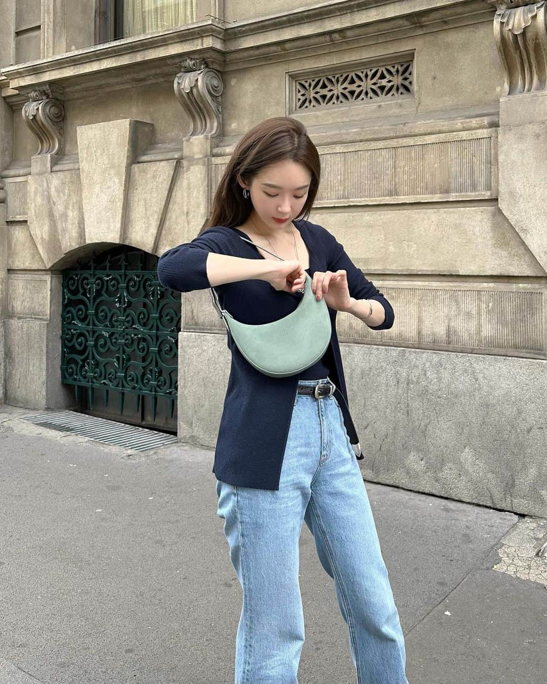 カン・ミンギョン のインスタグラム：「👜 #광고 @longchamp  유럽 소매치기 하두 많대서 백팩은 절대 안될 거 같구 딱 필요한 것만 챙겨서 겨드랑이에 가방을 꽉 끼고서는 열심히 걸어댕긴 하루!   #롱샴 #롱샴로조 #로조에센셜소프트」