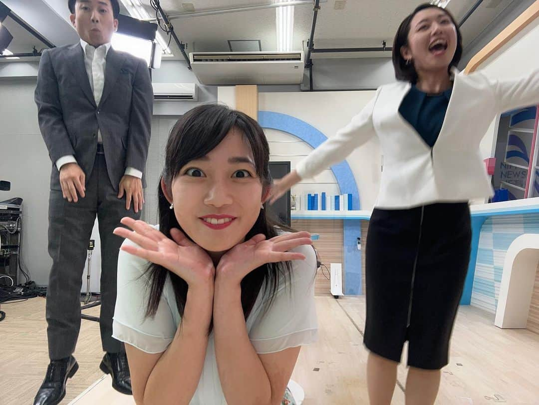 松本亜美さんのインスタグラム写真 - (松本亜美Instagram)「昨日のオフショット📸  カメラの下からビヨーンと登場してみました👀 内田さんの見事な垂直跳びに驚きました！！！お手本のような真っ直ぐさです！  斎藤さんも元気いっぱいジャンプをしてくださっております🕊️ 飛ぶ前の表情が可愛いです♡  私は省エネで飛び出しました😅 どセンターで失礼しました🙏  またユニークなお写真が撮れますように！！  #teny #テレビ新潟  #夕方ワイド新潟一番  #3部ニュース #天気予報  #アナウンサー #キャスター  #オフショット #セルフィー  #垂直跳び #見事です  #内田拓志キャスター  #元気いっぱい #ジャンプ  #斎藤久美子キャスター  #省エネ #飛び出し  #松本亜美」8月22日 19時15分 - ami_matsumoto_teny