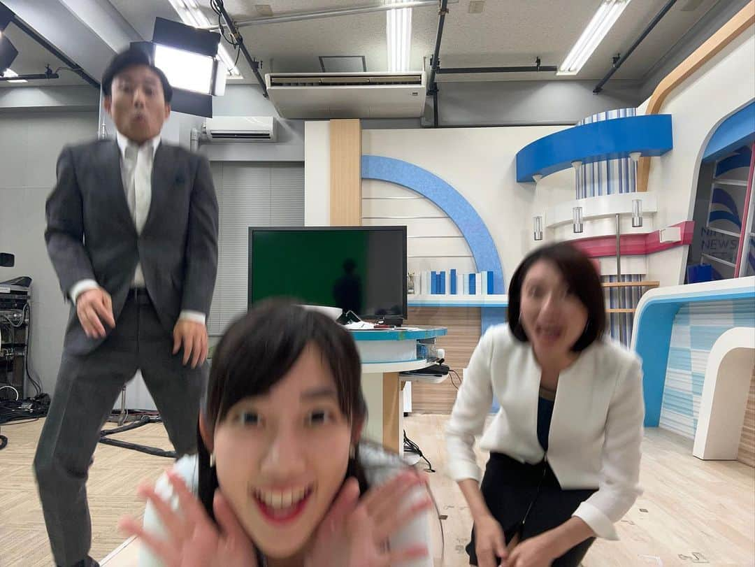 松本亜美さんのインスタグラム写真 - (松本亜美Instagram)「昨日のオフショット📸  カメラの下からビヨーンと登場してみました👀 内田さんの見事な垂直跳びに驚きました！！！お手本のような真っ直ぐさです！  斎藤さんも元気いっぱいジャンプをしてくださっております🕊️ 飛ぶ前の表情が可愛いです♡  私は省エネで飛び出しました😅 どセンターで失礼しました🙏  またユニークなお写真が撮れますように！！  #teny #テレビ新潟  #夕方ワイド新潟一番  #3部ニュース #天気予報  #アナウンサー #キャスター  #オフショット #セルフィー  #垂直跳び #見事です  #内田拓志キャスター  #元気いっぱい #ジャンプ  #斎藤久美子キャスター  #省エネ #飛び出し  #松本亜美」8月22日 19時15分 - ami_matsumoto_teny