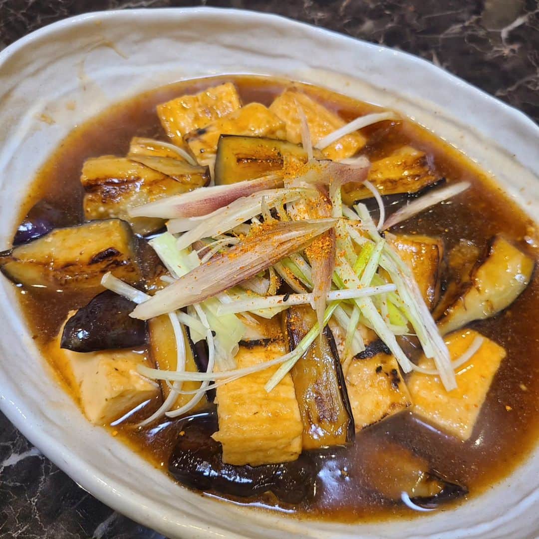 床嶋佳子のインスタグラム：「こんばんは😃🌃 今夜は茄子と厚揚げの煮浸し風とタンドリーチキンとじゃがいもと玉ねぎのお味噌汁で～す‼️😋💕」