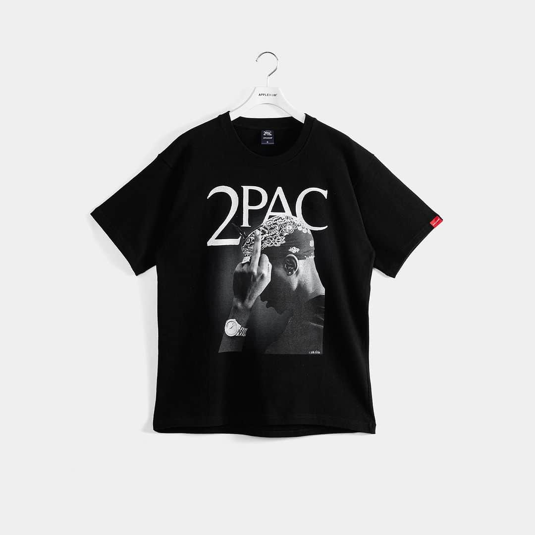 アップルバムさんのインスタグラム写真 - (アップルバムInstagram)「【2Pac Special Collection】  西海岸を代表する伝説的ラッパー2Pac。 彼の音楽は単なるエンターテイメント以上の意味を持ち、社会的な問題や人種差別、貧困、政治の腐敗などを強く表現したものが多く、彼のアルバム「All Eyes On Me」はデス・ロウの金字塔とされ、彼の遺産を代表する作品となっています。 唯一無二のカリスマ的存在であり、1996年に25歳でこの世を去った後も、多くの人々に強い影響を与え続けている2Pacに敬意を込めた全8型となる今回のコレクション。  8月26日(土)より発売いたします。  詳細はオフィシャルWEBサイトのFEATUREページをご覧ください。  @applebum_tokyo @2pac #applebum #2pac」8月22日 19時08分 - applebum_tokyo