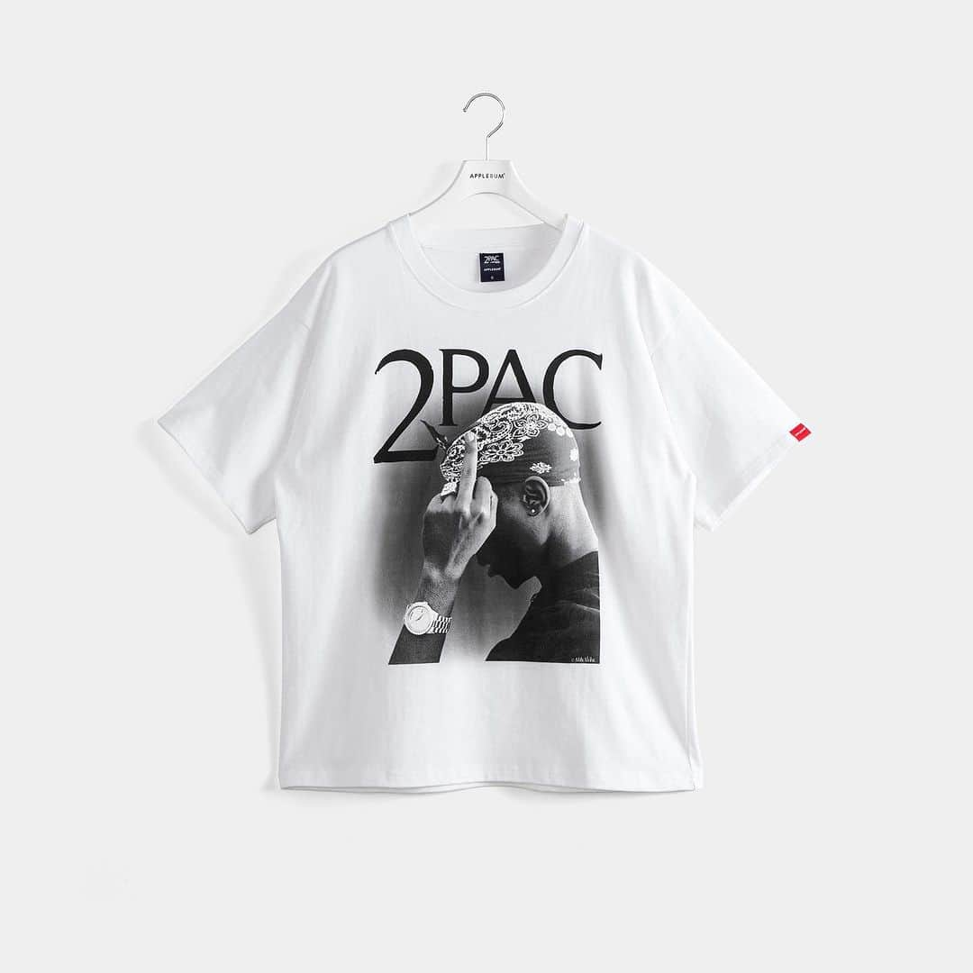 アップルバムさんのインスタグラム写真 - (アップルバムInstagram)「【2Pac Special Collection】  西海岸を代表する伝説的ラッパー2Pac。 彼の音楽は単なるエンターテイメント以上の意味を持ち、社会的な問題や人種差別、貧困、政治の腐敗などを強く表現したものが多く、彼のアルバム「All Eyes On Me」はデス・ロウの金字塔とされ、彼の遺産を代表する作品となっています。 唯一無二のカリスマ的存在であり、1996年に25歳でこの世を去った後も、多くの人々に強い影響を与え続けている2Pacに敬意を込めた全8型となる今回のコレクション。  8月26日(土)より発売いたします。  詳細はオフィシャルWEBサイトのFEATUREページをご覧ください。  @applebum_tokyo @2pac #applebum #2pac」8月22日 19時08分 - applebum_tokyo