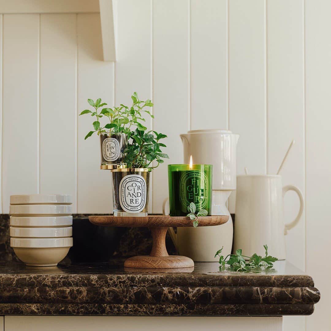 ディプティックのインスタグラム：「From one week to the next… …the kitchen has surprises to share. Diptyque's Inseparables accessory, designed to give your candles a new lease on life, brings together two iconic glass jars to create a new object that's as practical as it is elegant. Just the way this sprig of basil likes it. #Diptyque #kitchendecor」