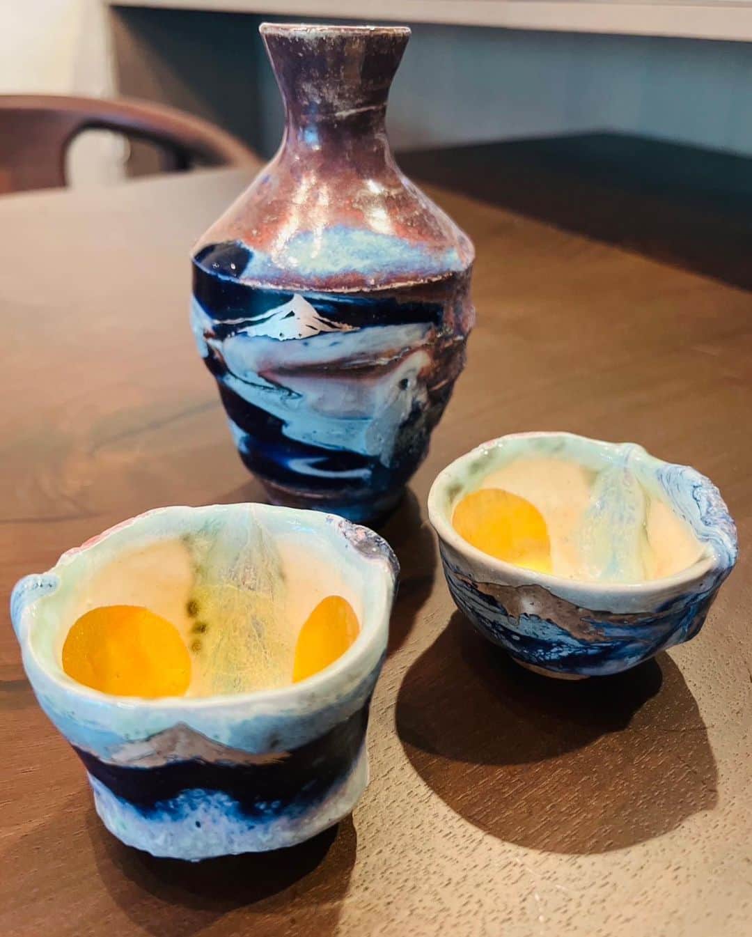 山田涼介のインスタグラム：「⁡ ⁡ 陶器が好きで、食器やお猪口。 色々集めていたのですが、素敵な出会いをしました。 木ノ戸久仁子さんが作られる作品に魅せられてしまった、、🤦✨ ⁡ #Ryosukeのいんすた #山田涼介」