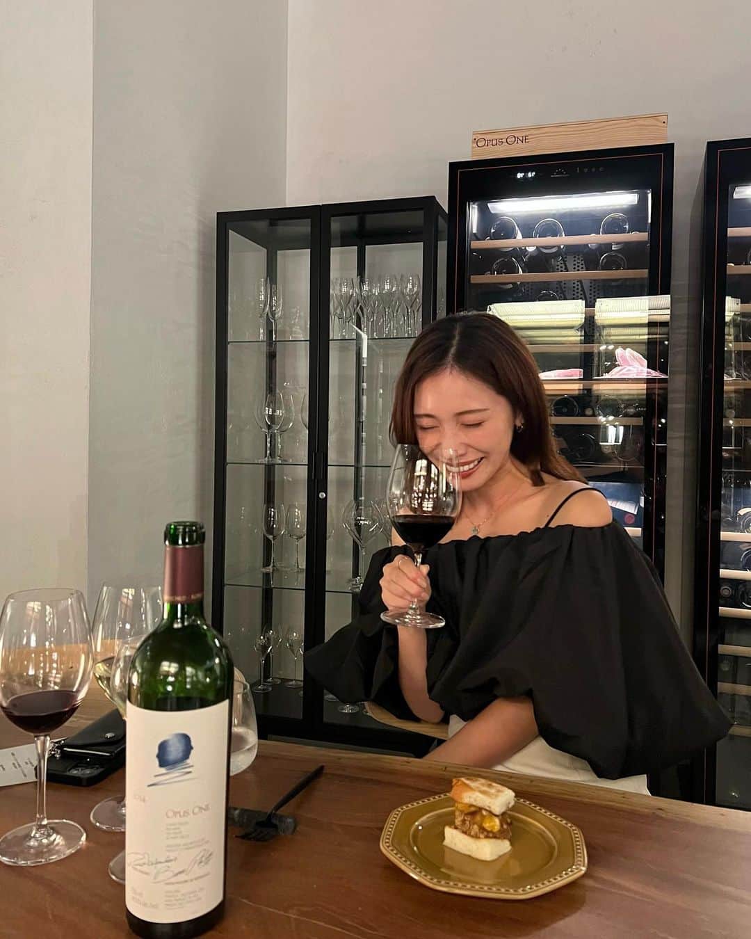 石黒美帆のインスタグラム：「もう何回目の登場、、 って感じなんですが笑 行くたび美味しかった、良いお店だった！ と思うので何度でも書いちゃう🤭  ⁡ 精肉店のレストラン　@puremeatshop 。 お肉を使った料理はもちろんだけど 本当に毎回どのお皿も美味しくて メニュー見ながら次は何だろうって みんなでわくわくしながら待ってしまう程。♡  ⁡ ワインの品揃えも豊富で この日は @yuukitake ちゃんのお誕生日会という事もあり👏🏻貴重なワインを私も頂いてしまいました🫣 ⁡  本当にお世話になってる @yuukitake ちゃん。 パワフルで学生時代から尊敬している先輩です。 また素敵な一年を。♡ ⁡ ⁡ #puremeatshop」