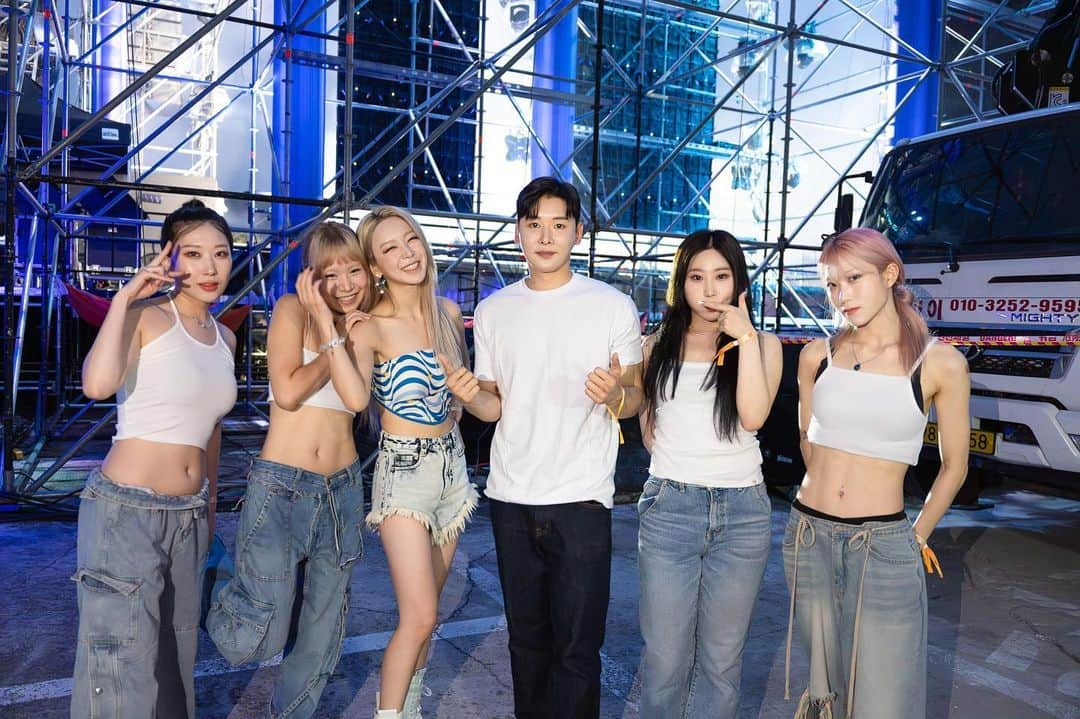 チョアのインスタグラム：「230819💙 웨이비분들과 함께한  카스쿨 페스티벌 깜짝무대🦋 준코코+초아 콜라보 신곡이  9월에 발매되니  많은 관심부탁드립니다🙇🏻‍♀️  #butterfly #🦋 #juncoco#choa#Wayb」