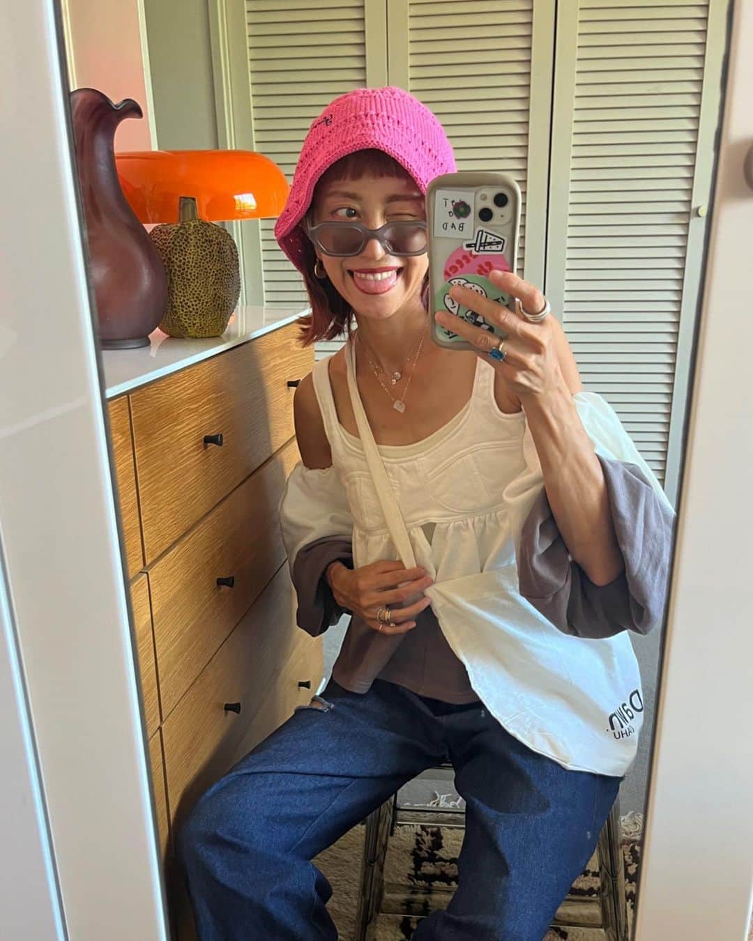 のインスタグラム：「保育園帰りに 親友と海の家へコーデ🏖️🍻🫶🏽  出来るだけ帽子は被って日焼け対策する様にしているよ💘  お迎えもなんだかんだ往復で電動50分😂 我ながらこの炎天下の中、 母ちゃん頑張ってます🚲💦💦  #ファッション #海のある生活 #海のある暮らし #器 #インテリア #男の子ママ #女の子ママ #ミッドセンチュリー #カラフルインテリア #ヴィンテージ家具 #ヴィンテージマンション #海の見える家 #interiordesign #interiorinspiration #interior」
