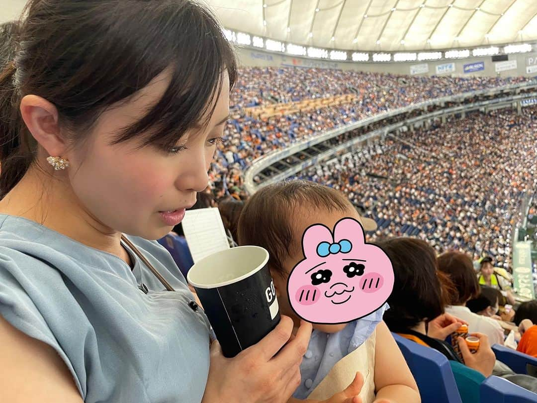 南條早紀さんのインスタグラム写真 - (南條早紀Instagram)「【夏の思い出🌻】  前回の投稿に沢山の温かいコメント ありがとうございました🍀  毎日暑いですね…！ …といいつつ、産後で新生児がいる生活なので 私は日々引きこもって生活をしております😂  もう夏が終わっちゃうな〜🍉 と思ったら急に寂しくなってきたので この夏の思い出を振り返り☀️  出産前、最後のお出かけということで 東京ドームで野球観戦をしました⚾️✨ 巨人vs中日の試合です🏟️  近くの東京ドームシティや ラクーアにはよくお邪魔していましたが ドーム観戦は初めて✨✨ 東京ドーム、いいですね〜！  もの凄く暑い日だったけど、 ドーム内は涼しくて、 4階席でも観やすくて、 モニター？の演出がカッコいい…！ WBCの試合で すっかり虜になってしまった 岡本和真選手の活躍も見られて 嬉しかったです！ 　　 😶「最高です！」  笑  娘が首から下げている ジャイアンツのポーチは ベビーカーを入り口で預けたら お子さんにどうぞ、と いただいたものです🧡 嬉しいお土産でした♪  さて、野球観戦といえばビールです！が、 いまは飲めないので この日はメロンソーダを飲んでいました🥹🥤笑  夕飯は、世界の山ちゃんで 手羽先を始め名古屋グルメを 満喫🐔 ここでノンアルコールビールで 気分を味わいましたよ〜😚🫶  もうしばらくは居酒屋さんをはじめ 外食は難しくなるので しっかりと楽しみました😆🍻  こうやって外出できる日常まで 少しかかりそうですが、 思い出を振り返りつつ、 子どもの成長を楽しみに 育児の毎日頑張りたいと思います🍉✨　  まずはどこに行こうか😎 計画も楽しみですね！  皆さんの夏の思い出、 ぜひ教えてください〜🌻  #野球観戦 #プロ野球 #巨人戦 #東京ドーム #ジャイアンツ #夏の思い出 #岡本和真 選手 #最高です #笑 #アナウンサー #フリーアナウンサー #南條早紀 #なんじょうのにちじょう」8月22日 19時13分 - nanjo_saki