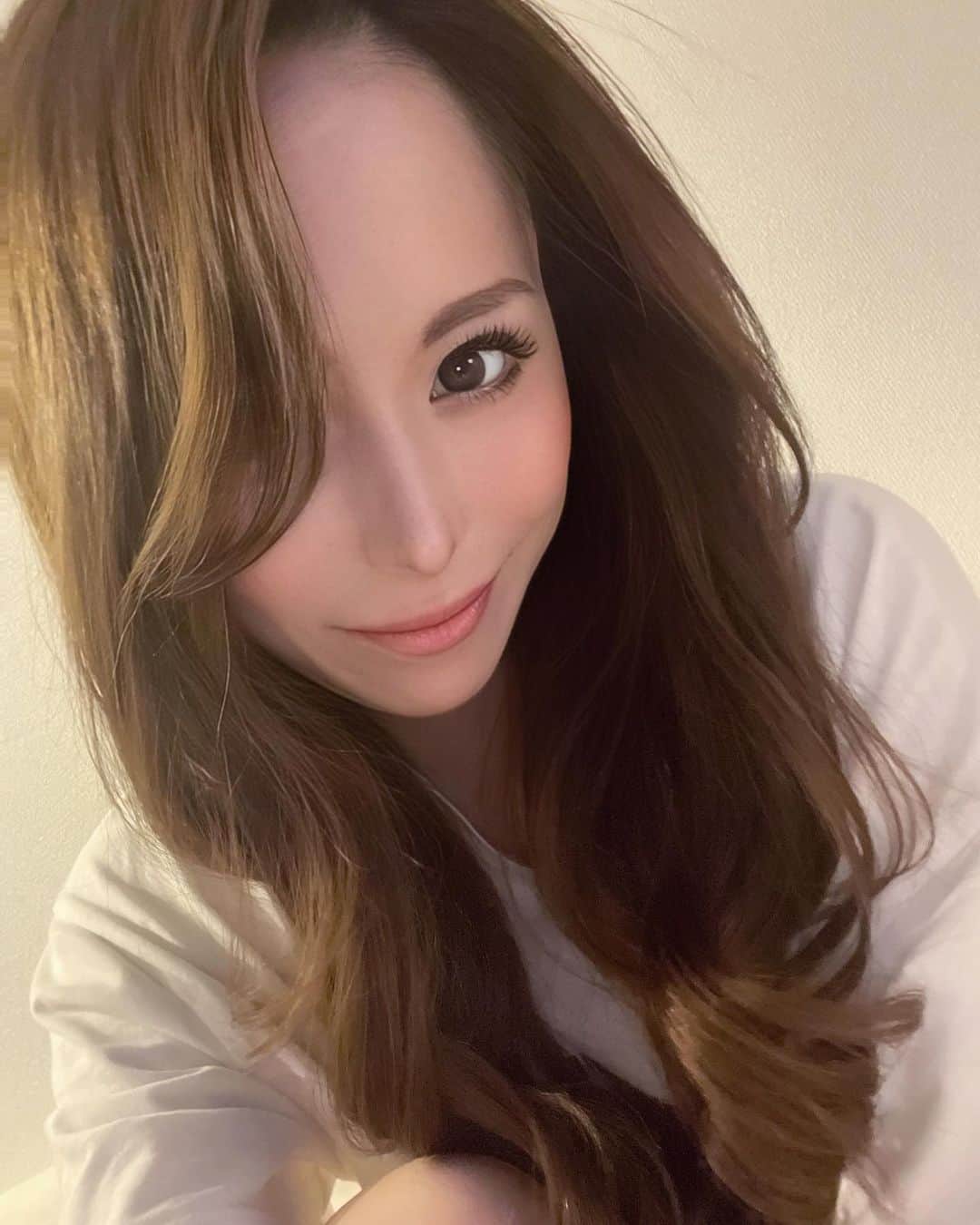 環結衣 のインスタグラム：「・ 女の子は何枚も自撮りをするものさ ・ にゃあ」