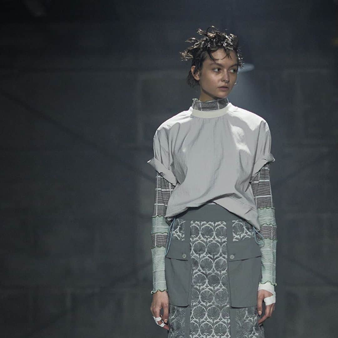  Google Pixel 2スマートフォンは側面が絞れるようになっており、ヘッドフォンジャックはありません