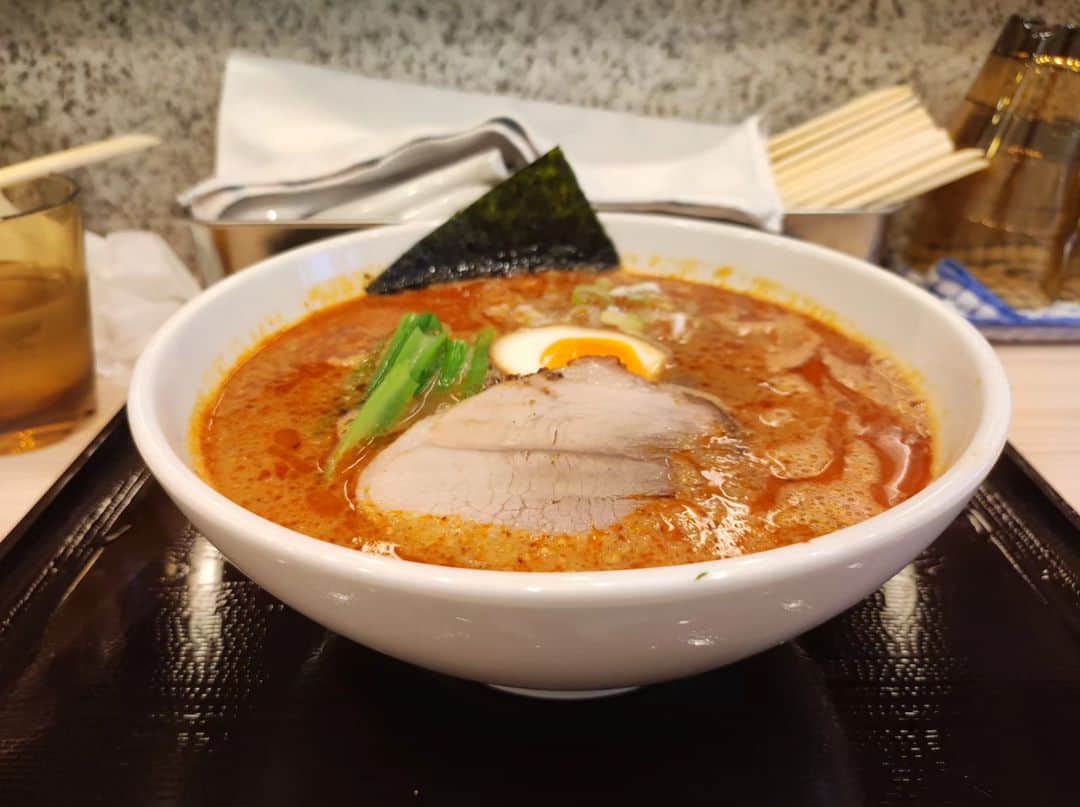 つけMen野郎のインスタグラム：「らぁ麺 坦々 麺や ぱんだ 今日も今日とて至近のぱんだへ。未食の坦々を注文。これで一通りいただくこととなる。ピリ辛と記載があるようにラー油で赤みのあるスープ。芝麻醤のザラつきもあり、胡麻のコクも感じられる。ベースのスープは醤油、塩と同様と思われ、やや魚介の風味と坦々は調和が取れてない気がする。それぞれがしっかりしているだけに勿体ない感を覚える。初めていただいた醤油がMAXにおいしかったかな。 #坦々表記 #ラーメン #大森駅周辺 #大森ラーメン #麺やぱんだ #ダグ付けしてみる実験」