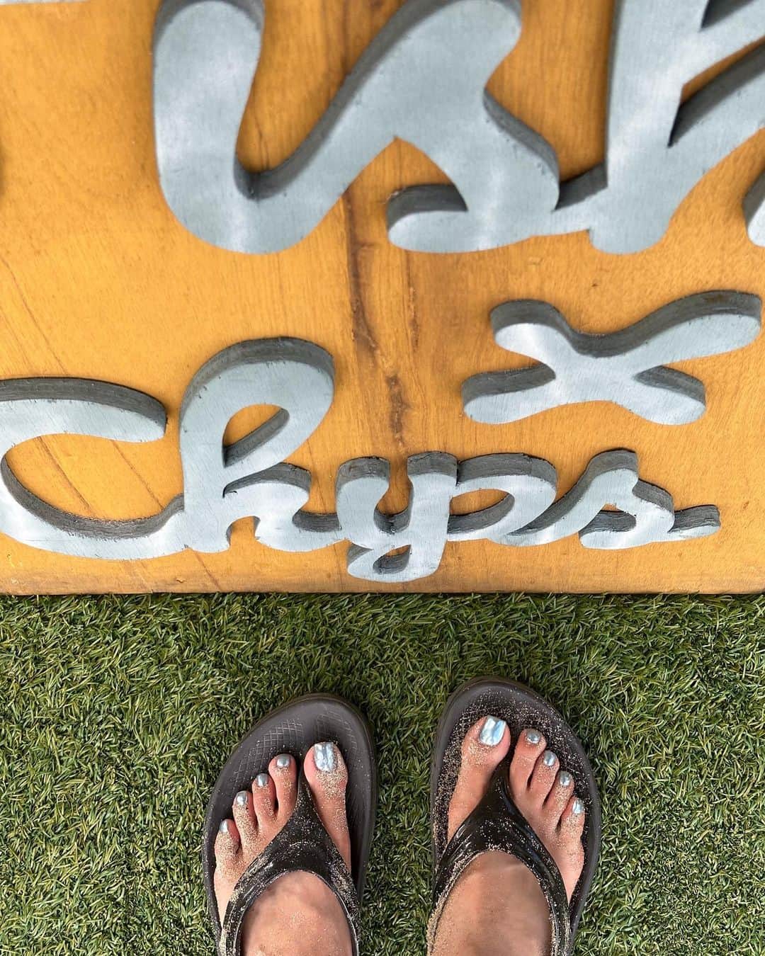 のインスタグラム：「new nails🌞🩵  過去3代お気に入りフットネイルにランクインするくらい このミラーネイルカラーが可愛過ぎる🥹🥲🫶🏼  T H A N K Y O U 🦶🏽@lien_liliy  過去のネイルは #あんネイル💅🏽 にまとめています📃  .」