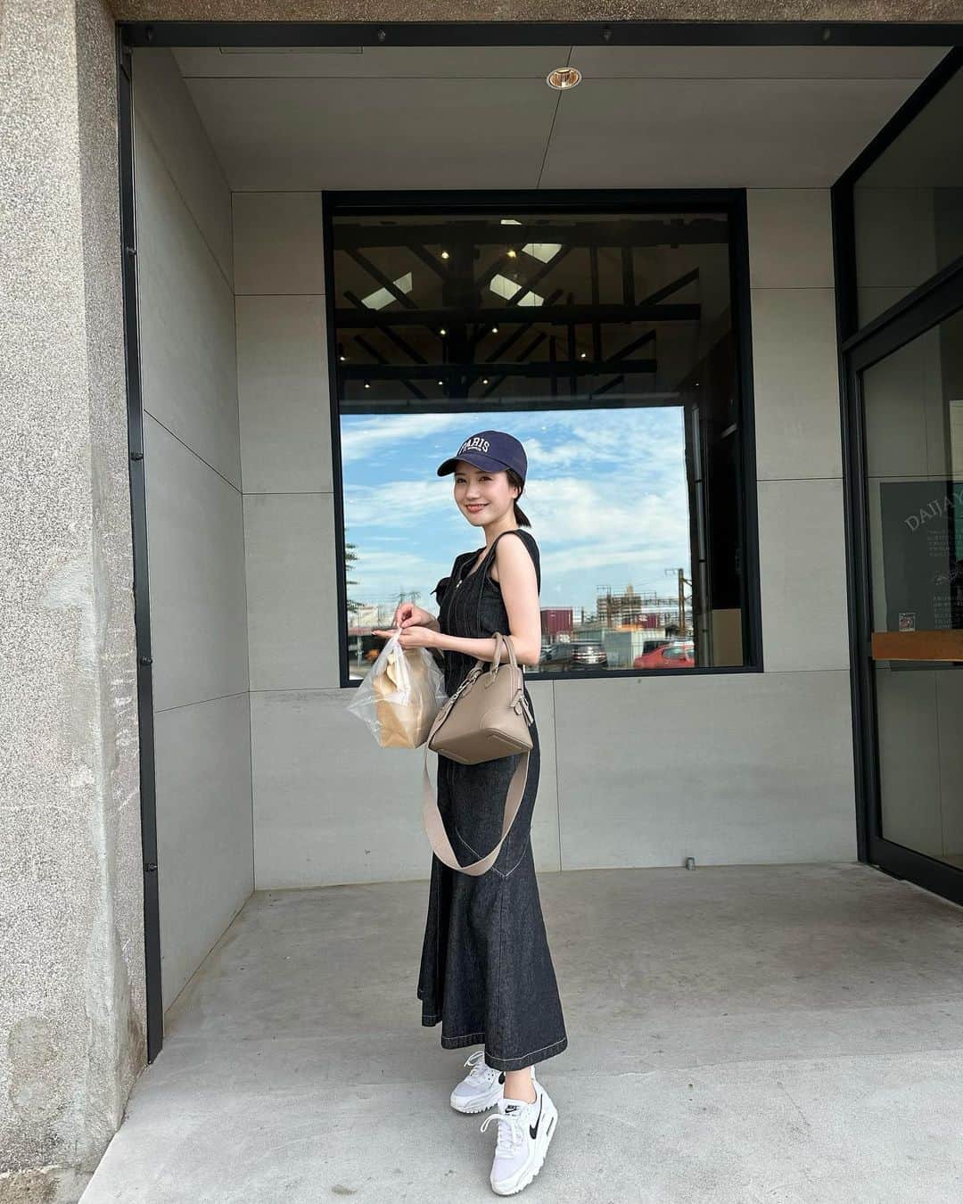 立木綾乃のインスタグラム：「#立木fashion ♡ 最近キャップが手放せない🤣  ここのドーナツカラフルで可愛かったのに写真撮り忘れちゃった悔しい〜 #milaowen #lagunamoon #ワンピースコーデ」