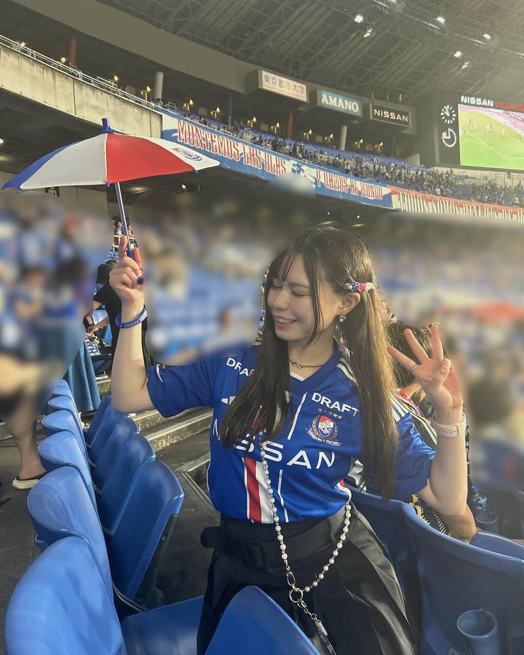 山口みらんのインスタグラム：「#FC東京 戦💙❤️  #日産スタジアム   2-1  劇的勝利⛱❤️💙🤍  最っっっっ高でした🎉🎉🎉  本当にこの日の満足度100点満点💯  味スタは行けてなかったので仲川選手が移籍後初の生観戦！ということでずっと楽しみにしてた🥰  控えめに言って最高過ぎた😭😭😭  日産で初ゴールの永戸選手のループゴール  まさにコントロールが得意な永戸選手らしいオシャレなゴール！！！永戸選手は本当にこLSBとして絶対必要不可欠であり、縁の下の力持ち的存在😭🩷  圧倒的女性人気が高いのも大納得の爽やかさ…👏👏👏！！！！  そして！！！ 最近は本当にメキメキと頭角を現している渡辺選手のゴラッソ！！！！！鋭すぎた！！！！！  しかも何よりもさ… 御家族へ、奥様の実紀さんのお腹の子へ…なんとも深い愛がこもってるメモリアルゴール！🥲🫶🩷 より私も嬉しさが増してしまいます😳💗 (メモリアルイベントしてる時のお子様のあいくんが可愛すぎて私は悶絶してました。)  他にも… ・井上選手のタフでチャレンジしてて闘争心を感じめちゃくちゃ印象的でした✨  ・ナムテヒ選手デビュー戦とは思えない落ち着きよう👏今後超楽しみ！  ・角田選手おかえり〜🎊  ・後列エドゥアルド選手のおかげ締まる。彼の守備に最近心惹かれてる。  ・喜田様神。  と皆で勝ち抜いた最高の勝ち点➕3😭👍  首位奪還、ホーム2連勝、この流れに乗り次も勝利を…！⛱   #ホーム3連覇へ  そして、この日はマネーフォワードさん  #マネーフォワードデー  として沢山のお客さんが来場してかなり盛り上がってました🙈✨ 社員さんの御家族で初観戦された方のツイートも多く拝見しとても嬉しく思いました💘  炎の演出も、スプラッシュに迫力がプラスされていたし(水も火も司るマリノス最強)  入場特典のラバーバンドも昨年のと引き続き集めたくなっちゃいました😊  マネフォ先生も選手の普段では見れないお茶目な場面を引き出してくれたり、本当にマリノス愛の深い素敵なスポンサー様だなあとしみじみ思いました🥲❤️💙🤍    #fmarinos  #yokohamafmarinos  #横浜fマリノス  #マリノス  #マリノスサポーター  #トリコロール  #サッカー  #サッカー女子  #ユニフォーム女子  #jリーグ  #jリーグ女子  #横浜  #yokohama」