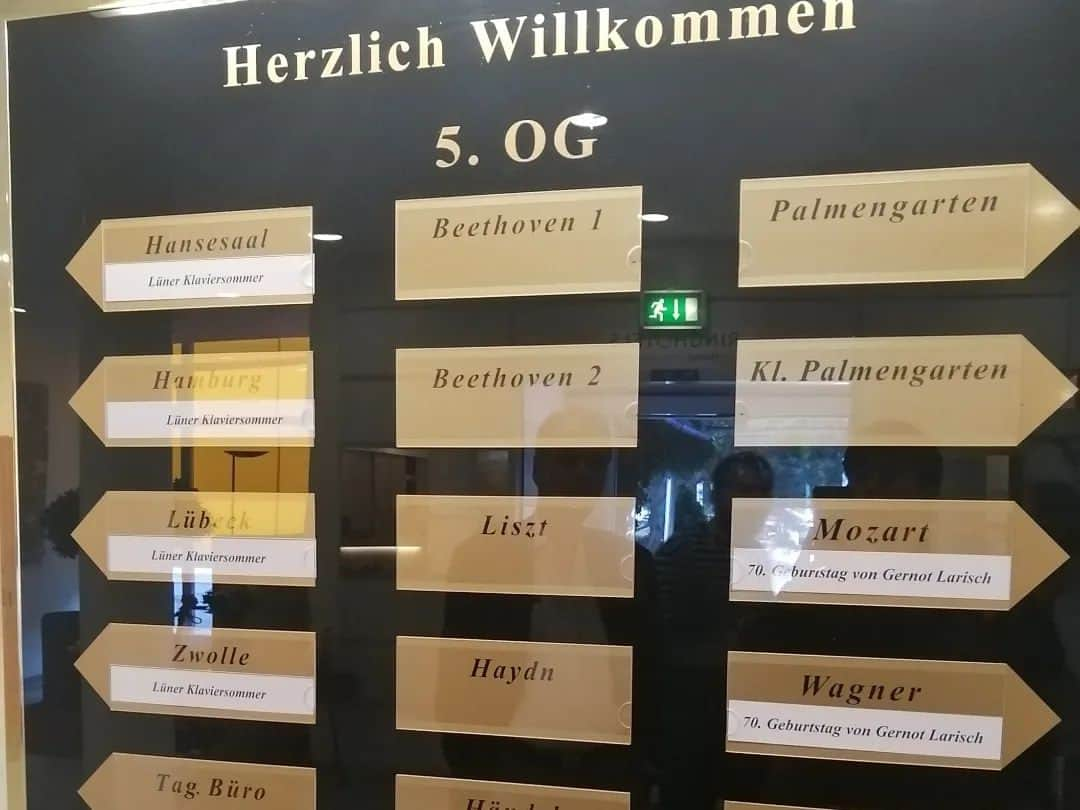 福間洸太朗さんのインスタグラム写真 - (福間洸太朗Instagram)「Souvenirs in Lünen Am Anfang August habe ich in Lünen (Nordhein-Westfalen) einen Klavierabend gegeben. Vor dem Konzert habe ich mit meinem Manager herum Konzertsaal ein Spaziergang gemacht. Es war sehr schön und inspirierend! 😊  Meine letzte Zugabe war "Clair de Lune" von Debussy, und ein Mann kam zu mir nach dem Konzert und sagte "Vielen Dank, dass Sie "Clair aus Lünen" gespielt haben! 😉"   🇩🇪リューネンでのリサイタル、アンコール最後に『月の光』を弾きましたが、🇫🇷原語タイトルがClair de Lune(←月)なので、終演後あるお客様に「『Clair aus Lünen(リューネン出身のクレア)』を弾いてくれてありがとう😉」と機知に富んだことを言われました❢  #Lünen #LünerKlaviersommer #Hansesaal #Konzert #Chopin #Brahms #Rachmaninoff #debussy #Natur #Spaziergang」8月22日 19時20分 - kotarofsky