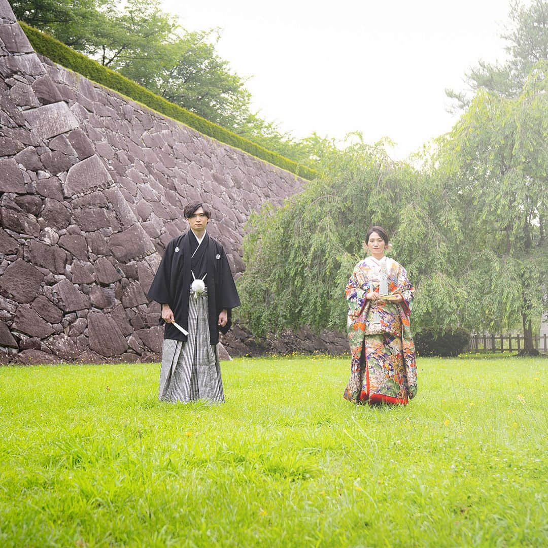 衣装館・フォトスタジオ ブランシェリーのインスタグラム：「歴史あるスポット×和装ウェディング 相性ピッタリなプラン♡ スポットはご要望に応じて承ります^^ この時期はグリーンにお着物がとても映え爽快なお写真がたくさん撮れちゃいます。 ・ ・ ・ 9月1日ブランシェリー盛岡店リニューアルオープン！ 20セットバリエーション以上の北東北最大規模の最新スタジオセットに加えて、光と影を操るライティング撮影でポーズバリエーションが無限大！ 最新ドレスを試着してイメージできる先行試着相談会開催中！  #blancherie #ブランシェリー #ウエディング #ウエディングドレス #ウエディングフォト #フォトウェディング #フォトウエディング弘前 #フォトウエディング盛岡 #フォトウエディング秋田 #プレ花嫁 #プレ花嫁さんと繋がりたい #フォトウエディング岩手 #フォトウエディング秋田 #フォトウエディング青森 #結婚 #結婚式前撮り #結婚写真 #卒花嫁 #令和5年婚 #和装婚 #岩手 #盛岡市 #秋田 #秋田市 #弘前 ＃弘前市 #令和5年婚 #和装婚」