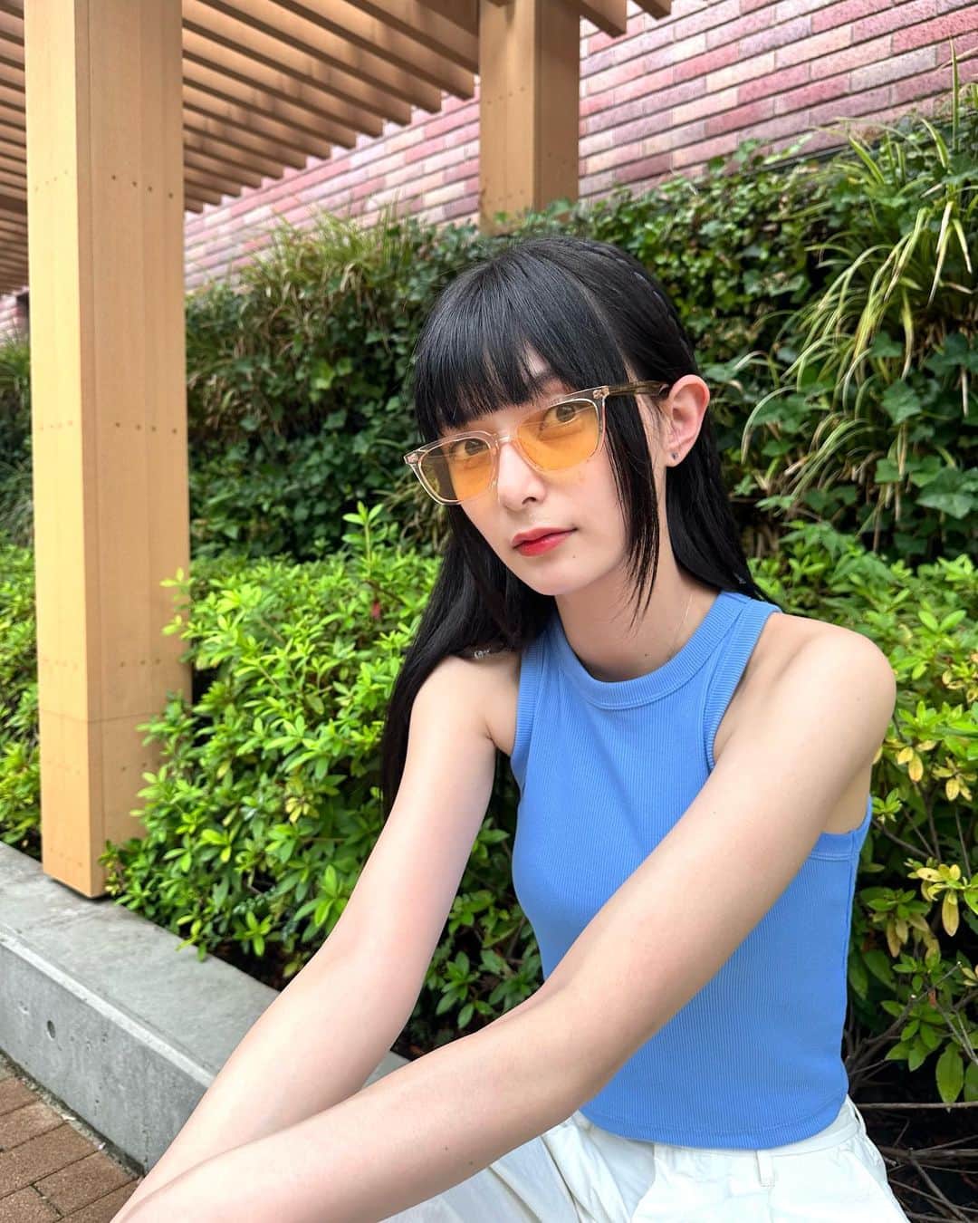 中澤瞳のインスタグラム：「夏はサングラスかけたくなる🕶️  初めてイエロー系つけたんだけど、クリアフレームだからどんなコーデにも合わせやすい！ これで海とか行きたいな〜  @caringlasses_official  #カリンサングラス  #サングラスオススメ  #carin  #カリン #carinsunglasses」