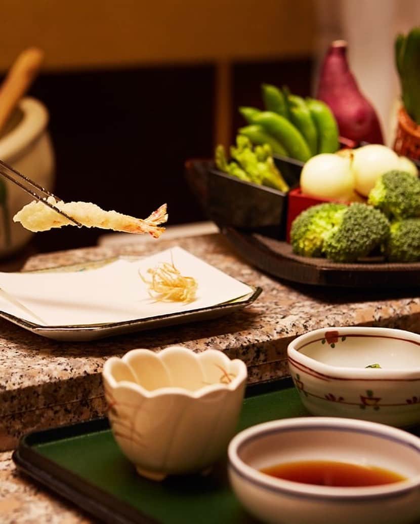 東京プリンスホテルのインスタグラム：「揚げたての天ぷらをお楽しみいただける「天ぷら処 福佐」。 板前の熟練の技をご堪能ください🍤  Enjoy the most mouth-watering deep-fried morsels at Tempura FUKUSA, where a wide variety of skilfully made tempura dishes are sure to satiate any appetite for good Japanese cuisine 🍤  Share your own images with us by tagging @tokyoprincehotel  —————————————————————  #tokyoprincehotel #tempura #japanesefood #東京プリンスホテル #天ぷら処 #天ぷら処福佐」