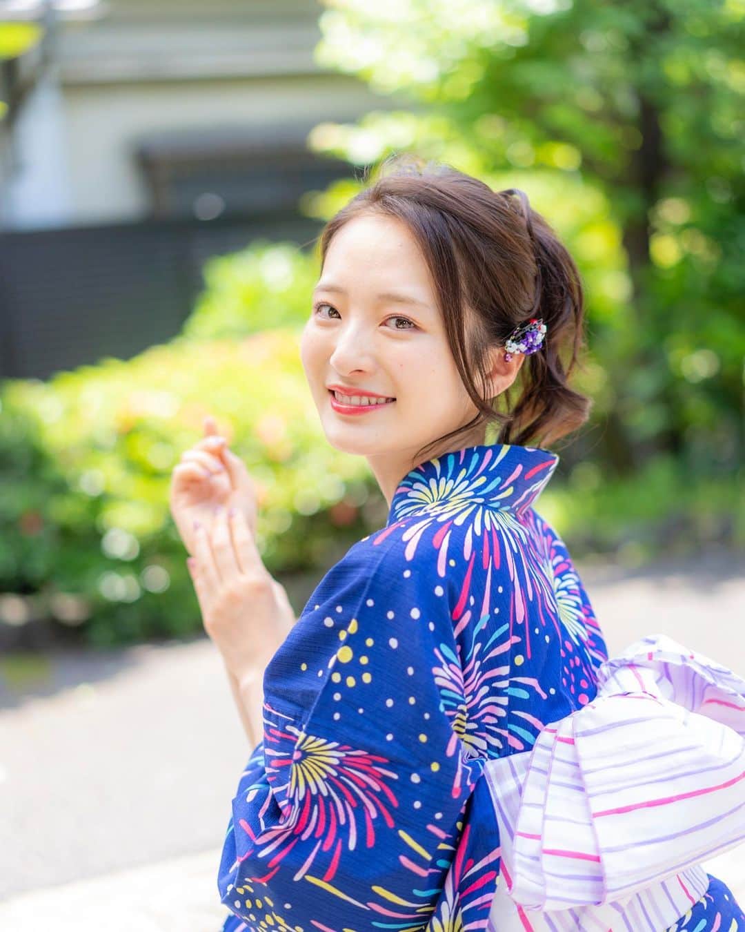 神谷明采のインスタグラム：「#御堂さん 8月号の表紙をしています🎇  紺の着物本当に可愛い♡  ぜひチェックしてねん👘  #浴衣 #浴衣ヘアアレンジ #浴衣ヘア #夏祭り #和服 #和服體驗 #kimono #yukata #japanesegirl」