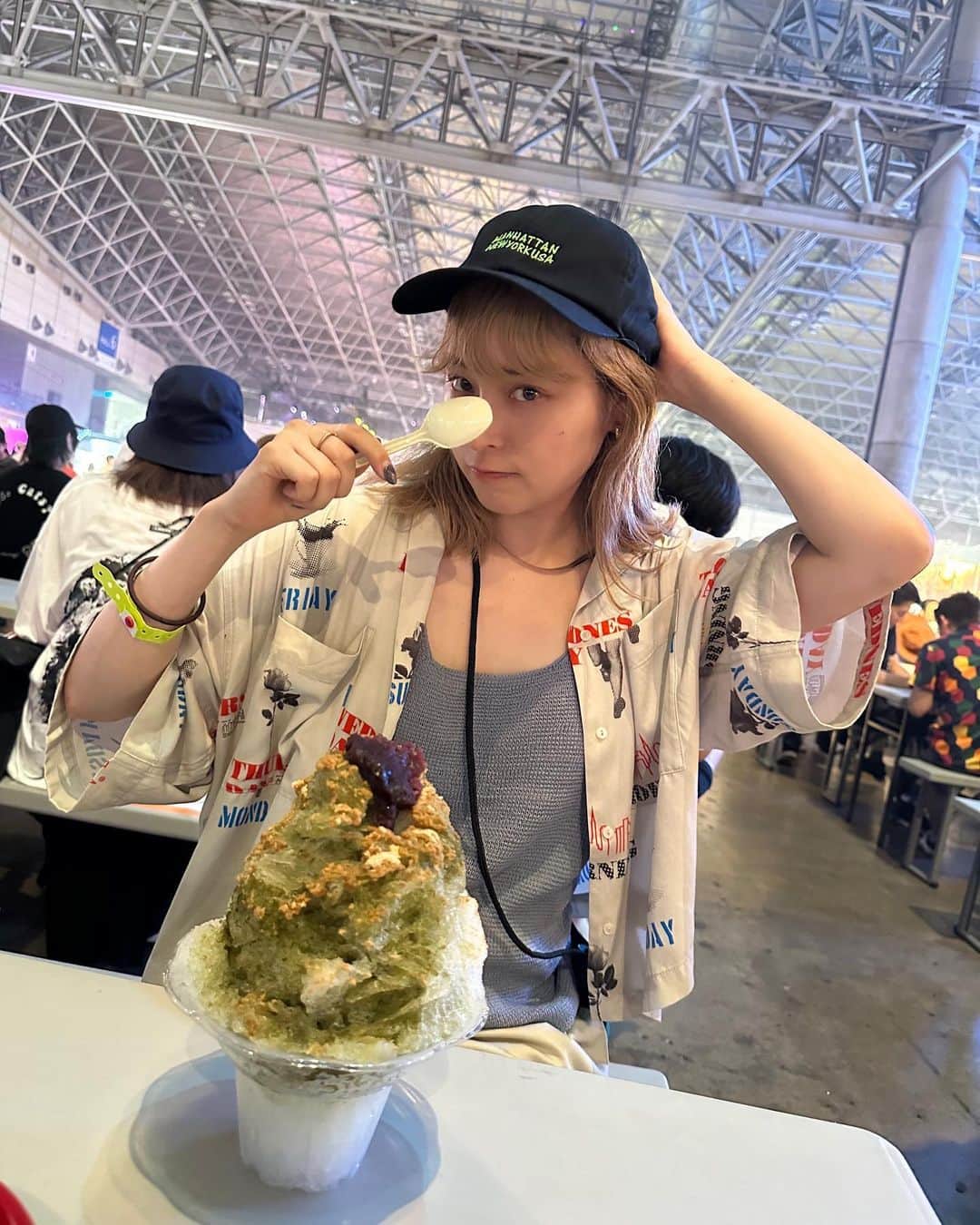 西恵利香のインスタグラム：「🌊🏄SUMMER SONIC🌞🍉 ⁡ サマソニに出店している Manhattan Portage @mp_japan ブースにて ⁡ 昨年に引き続きイベントMCをやらせていただきました！ ⁡ @dai5izm @takuma0221 おふたりをはじめ、 スタッフの皆さま 関係者の皆さま ありがとうございました！🙏 40周年おめでとうございます！ ⁡ たくさんの方が遊びに来てくれて こちらもひたすら楽しかった〜〜〜 ⁡ エレクトリックスカイラインことイライラ棒ゲーム もちろんあたしも挑戦しましたが、 今年も全くクリアできませんでした🤷‍♀️ 難しすぎる、でも楽しい… またリベンジするんだから！ ⁡ ⁡ 合間には大きいかき氷を食べたり 念願のHONNEのライブを見て大泣きしたり(生きててよかったとまじで思った) ⁡ メッセ内しか回れなかったけど、とても満喫させてもらいました！楽しかった！ でも今年やっぱり暑かったな…🥵 ⁡ ⁡ 夏フェスが次々終わっていくと共に ちょっと寂しくもなるなぁ ⁡ 思い出深い夏2023！まだまだ暑そうだけど！ ⁡ みんなも体調気をつけてね〜〜！ ⁡ ⁡ ⁡ #ManhattanPortage #summersonic #サマソニ #honne #nishierika #西恵利香 ⁡」
