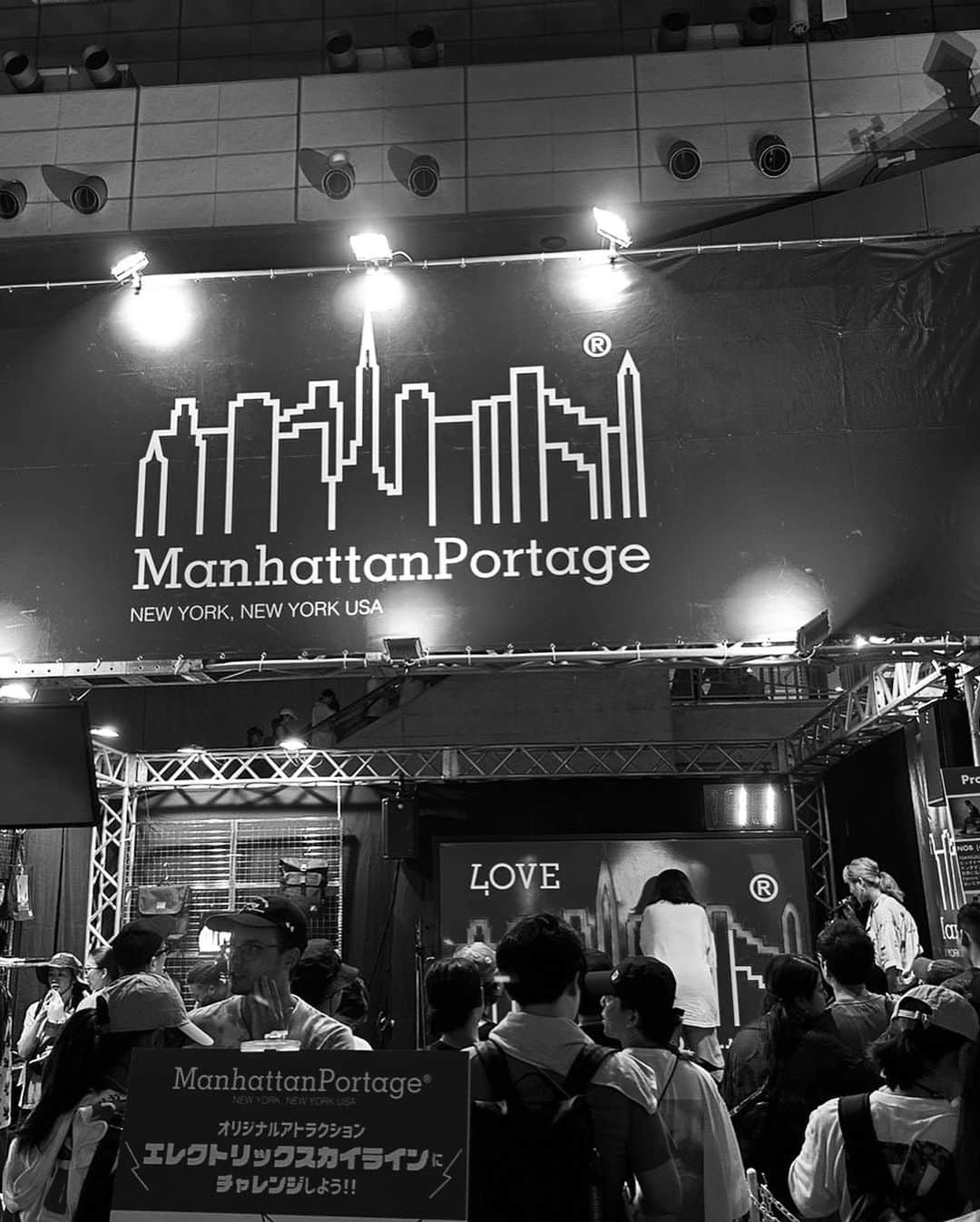 西恵利香さんのインスタグラム写真 - (西恵利香Instagram)「🌊🏄SUMMER SONIC🌞🍉 ⁡ サマソニに出店している Manhattan Portage @mp_japan ブースにて ⁡ 昨年に引き続きイベントMCをやらせていただきました！ ⁡ @dai5izm @takuma0221 おふたりをはじめ、 スタッフの皆さま 関係者の皆さま ありがとうございました！🙏 40周年おめでとうございます！ ⁡ たくさんの方が遊びに来てくれて こちらもひたすら楽しかった〜〜〜 ⁡ エレクトリックスカイラインことイライラ棒ゲーム もちろんあたしも挑戦しましたが、 今年も全くクリアできませんでした🤷‍♀️ 難しすぎる、でも楽しい… またリベンジするんだから！ ⁡ ⁡ 合間には大きいかき氷を食べたり 念願のHONNEのライブを見て大泣きしたり(生きててよかったとまじで思った) ⁡ メッセ内しか回れなかったけど、とても満喫させてもらいました！楽しかった！ でも今年やっぱり暑かったな…🥵 ⁡ ⁡ 夏フェスが次々終わっていくと共に ちょっと寂しくもなるなぁ ⁡ 思い出深い夏2023！まだまだ暑そうだけど！ ⁡ みんなも体調気をつけてね〜〜！ ⁡ ⁡ ⁡ #ManhattanPortage #summersonic #サマソニ #honne #nishierika #西恵利香 ⁡」8月22日 19時31分 - nishierika_0111