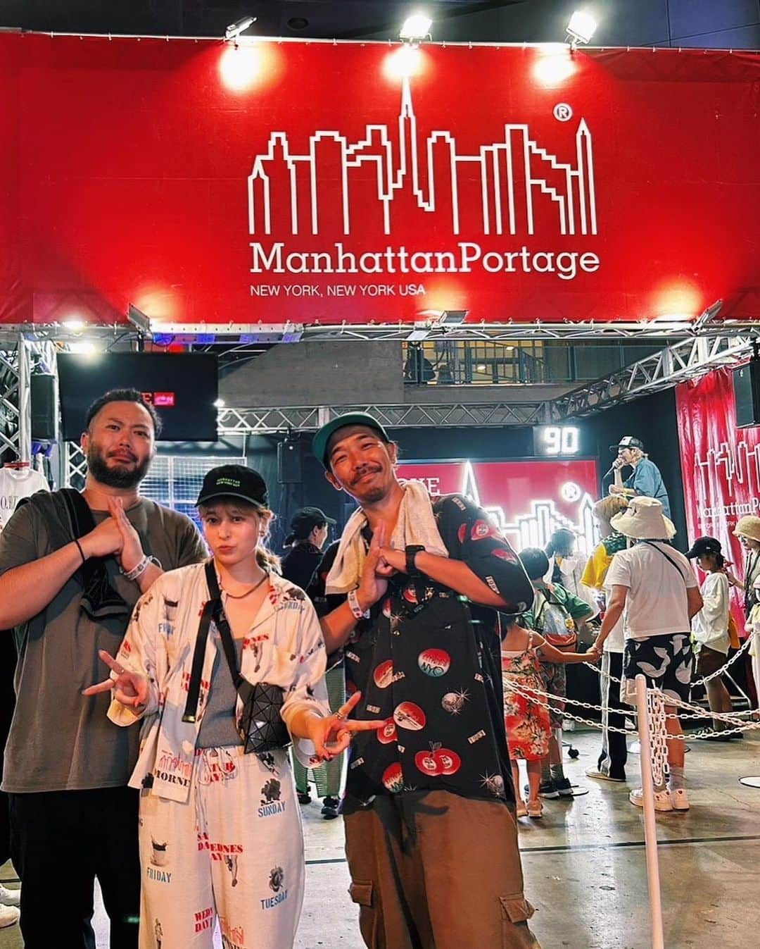 西恵利香さんのインスタグラム写真 - (西恵利香Instagram)「🌊🏄SUMMER SONIC🌞🍉 ⁡ サマソニに出店している Manhattan Portage @mp_japan ブースにて ⁡ 昨年に引き続きイベントMCをやらせていただきました！ ⁡ @dai5izm @takuma0221 おふたりをはじめ、 スタッフの皆さま 関係者の皆さま ありがとうございました！🙏 40周年おめでとうございます！ ⁡ たくさんの方が遊びに来てくれて こちらもひたすら楽しかった〜〜〜 ⁡ エレクトリックスカイラインことイライラ棒ゲーム もちろんあたしも挑戦しましたが、 今年も全くクリアできませんでした🤷‍♀️ 難しすぎる、でも楽しい… またリベンジするんだから！ ⁡ ⁡ 合間には大きいかき氷を食べたり 念願のHONNEのライブを見て大泣きしたり(生きててよかったとまじで思った) ⁡ メッセ内しか回れなかったけど、とても満喫させてもらいました！楽しかった！ でも今年やっぱり暑かったな…🥵 ⁡ ⁡ 夏フェスが次々終わっていくと共に ちょっと寂しくもなるなぁ ⁡ 思い出深い夏2023！まだまだ暑そうだけど！ ⁡ みんなも体調気をつけてね〜〜！ ⁡ ⁡ ⁡ #ManhattanPortage #summersonic #サマソニ #honne #nishierika #西恵利香 ⁡」8月22日 19時31分 - nishierika_0111